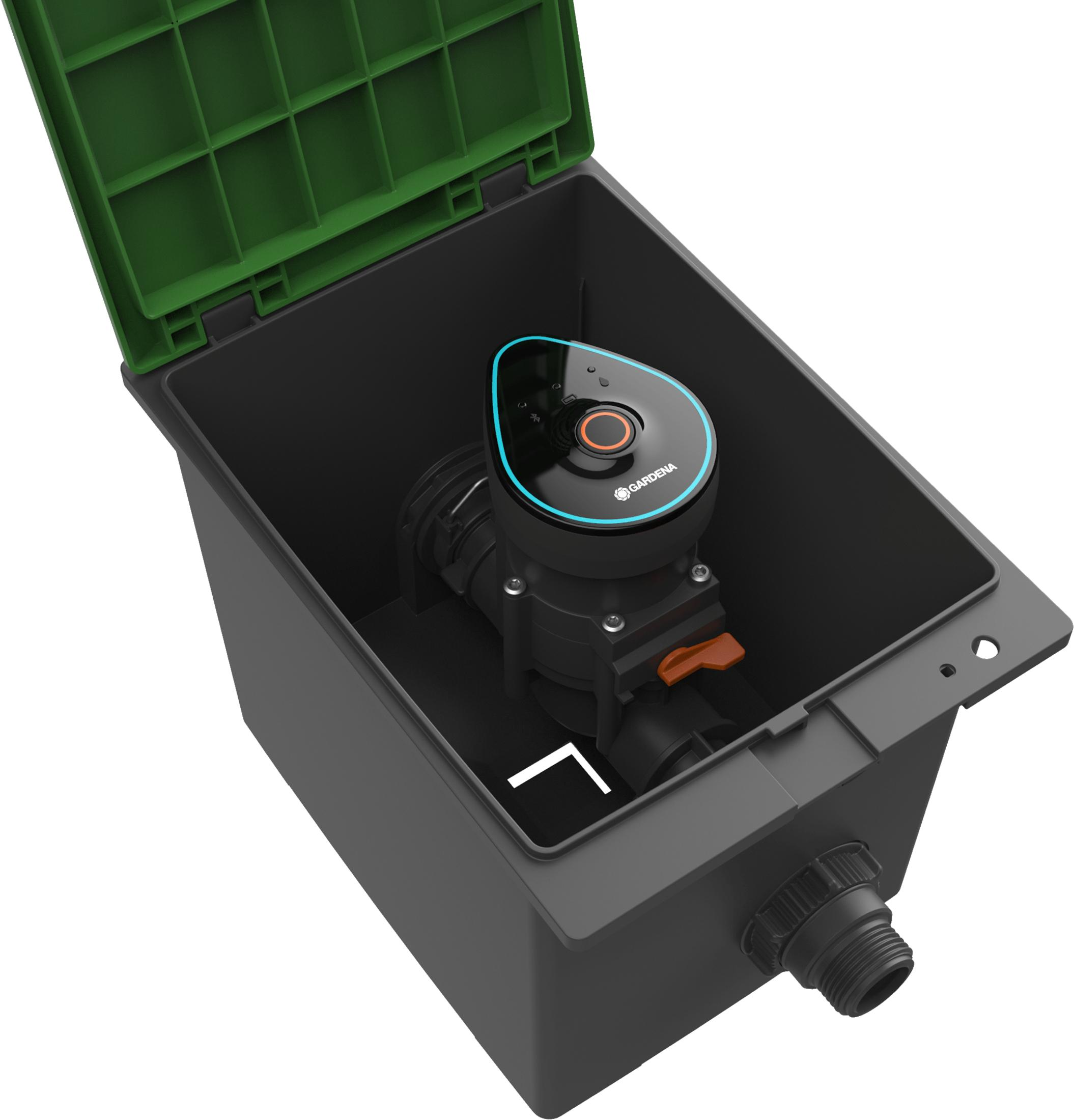 Ein schwarzer Kasten mit geöffnetem grünen Deckel, darin ein Bewässerungsventil.