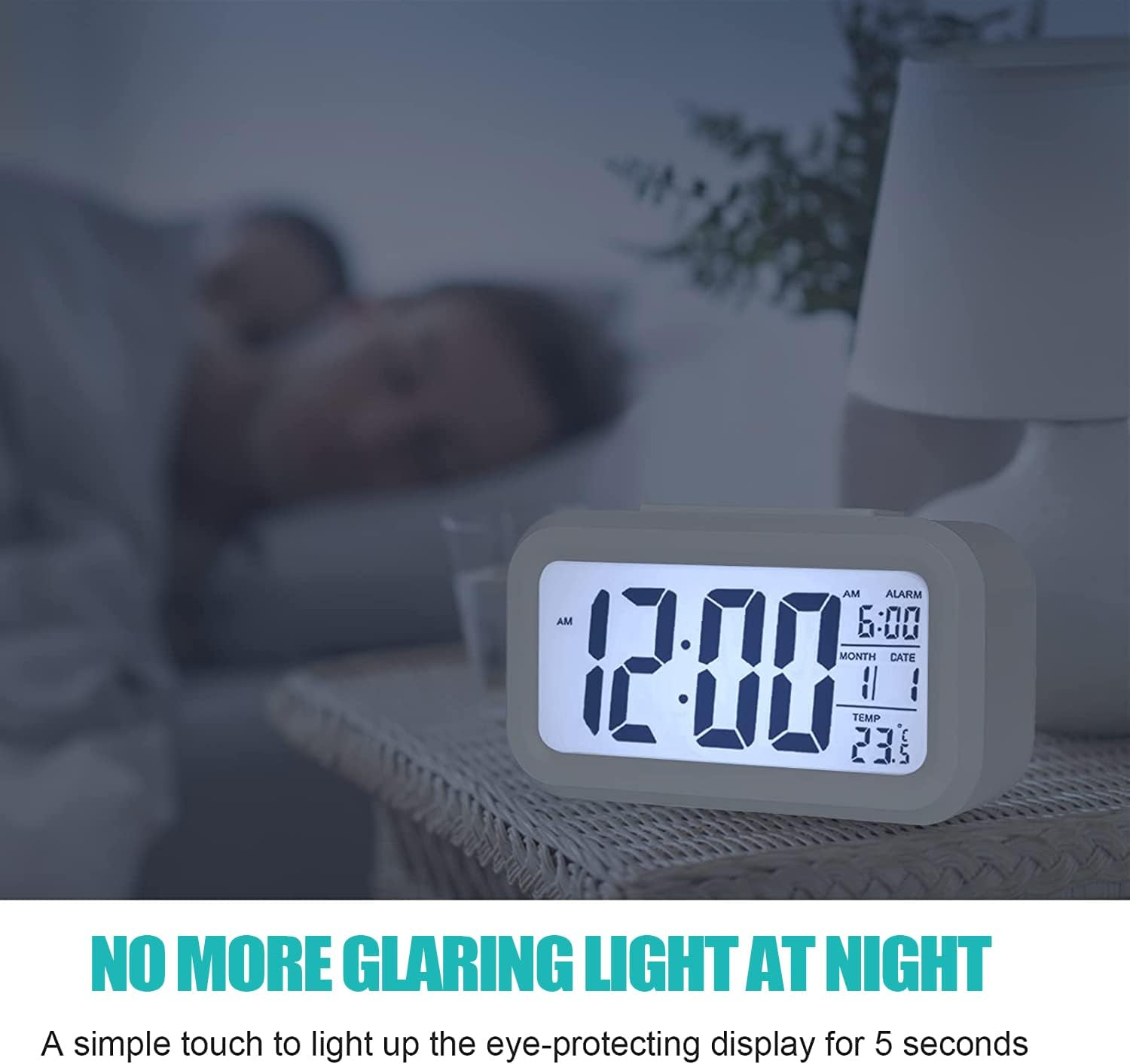 Digitaluhr mit leuchtendem Display, zeigt 12:00 Uhr, Alarm 6:00 Uhr, Datum 1/1, Temperatur 23,5°C.
