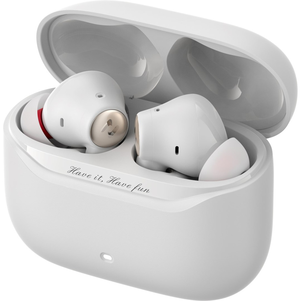 Auricolari wireless bianchi con accenti dorati all'interno di una custodia di ricarica bianca aperta.