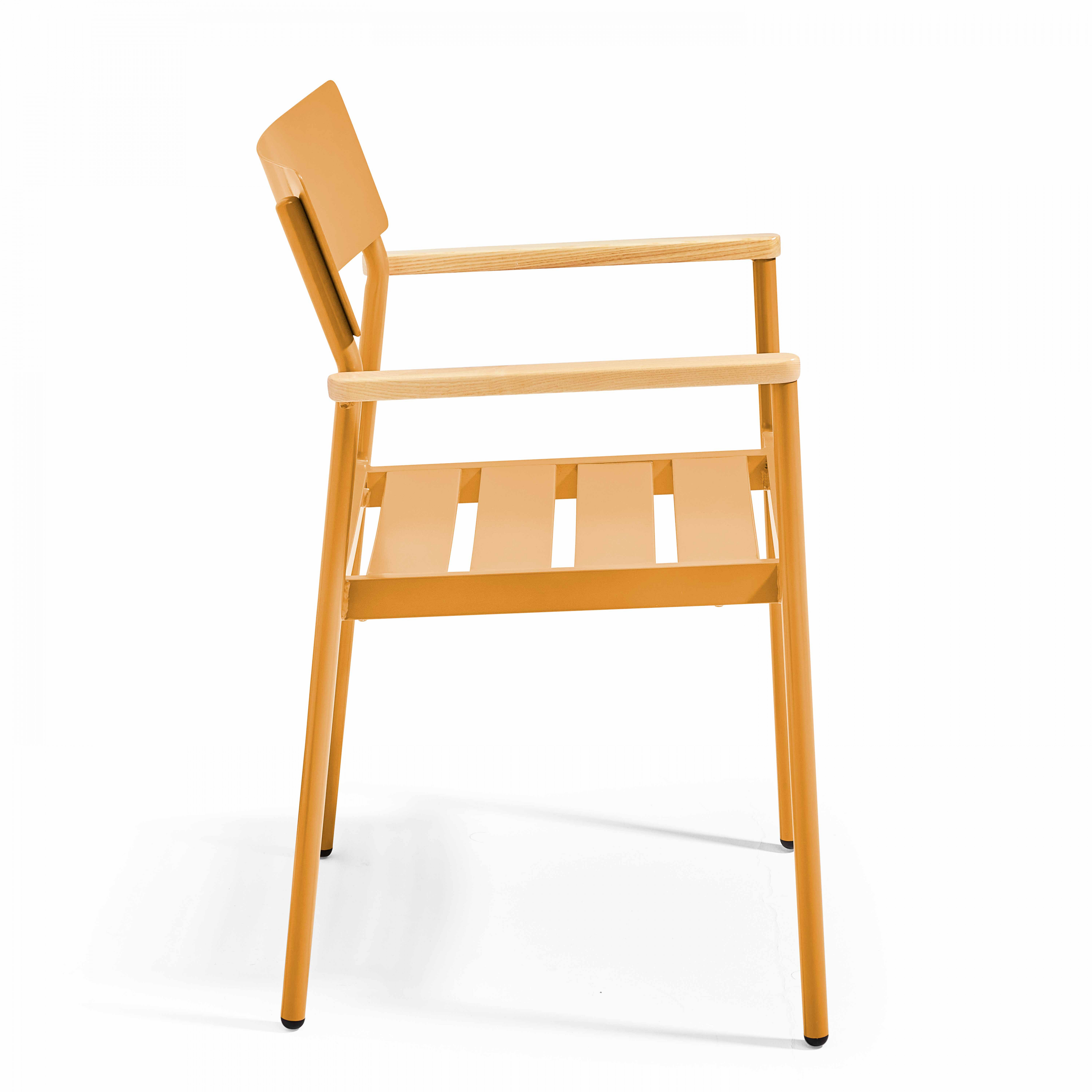 Ein orangefarbener Stuhl mit Holzarmlehnen und Lamellensitz auf weißem Hintergrund.