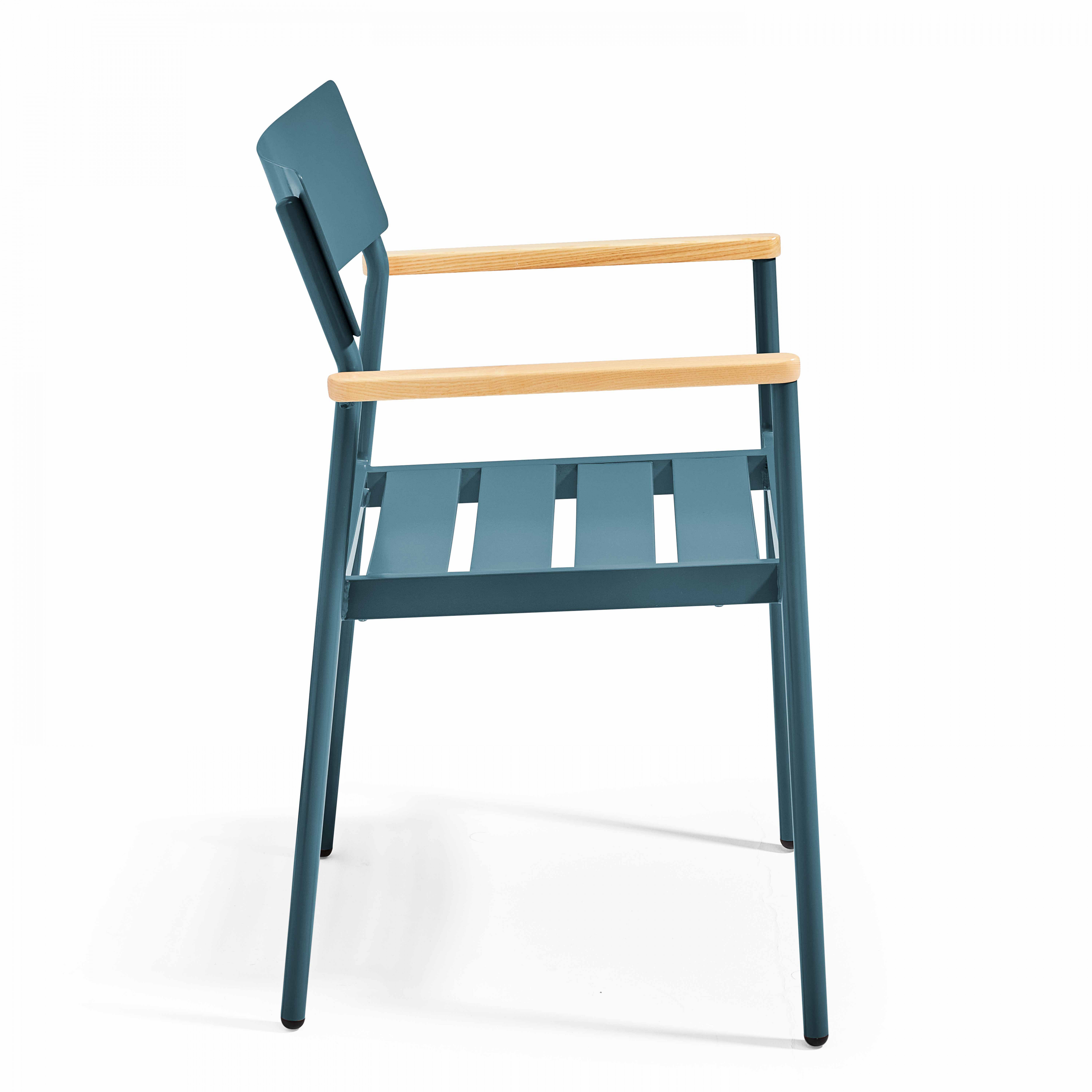 Ein blauer Stuhl mit Holzarmlehnen und einem Lattenrost-Sitz auf weißem Hintergrund.