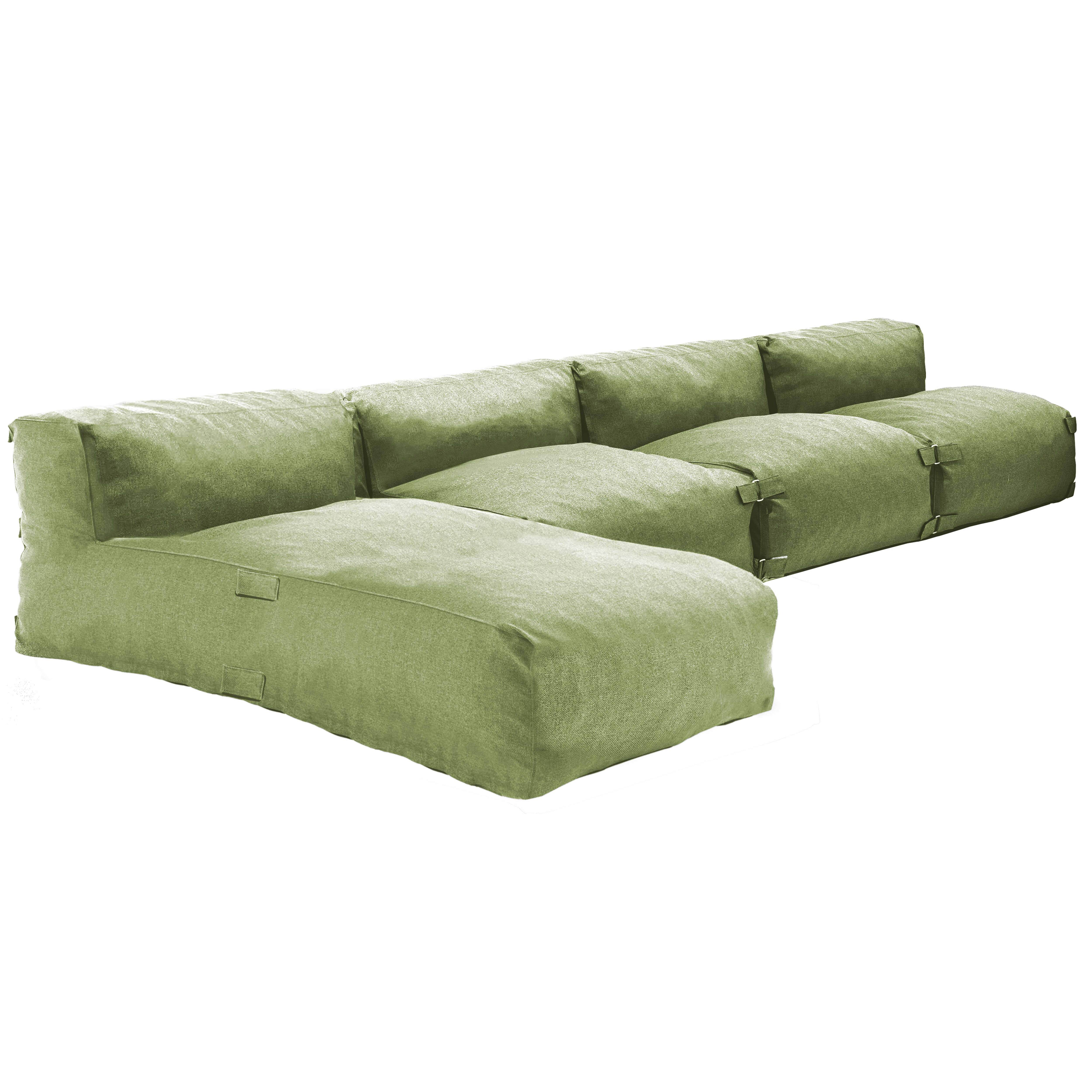 Ein hellgrünes Modulsofa mit Stoffbezug und sichtbaren Gurten.