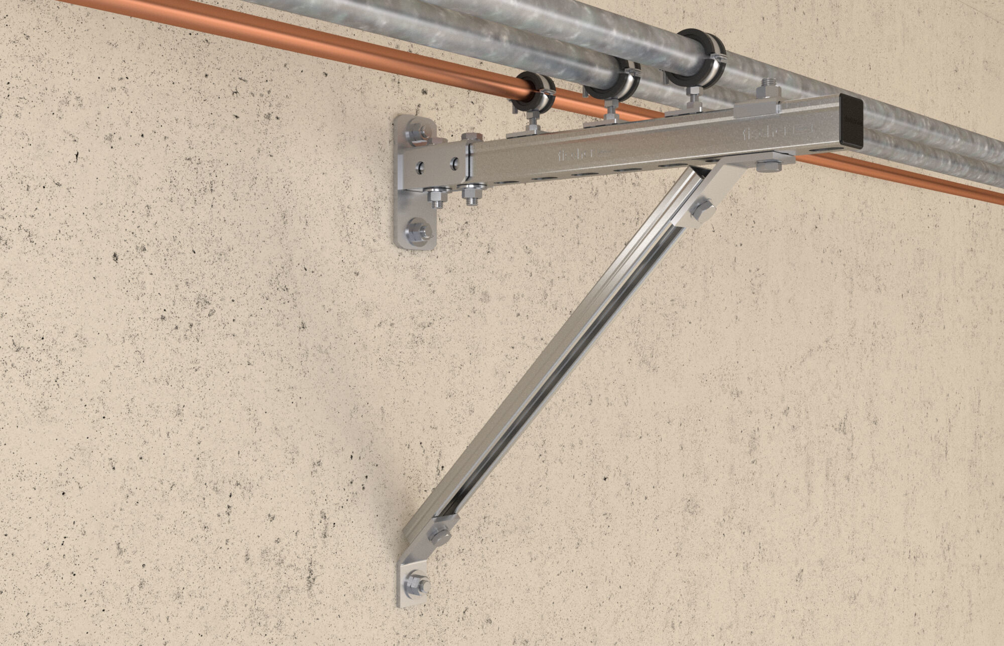 Metallhalterung mit Rohren an Betonwand befestigt.