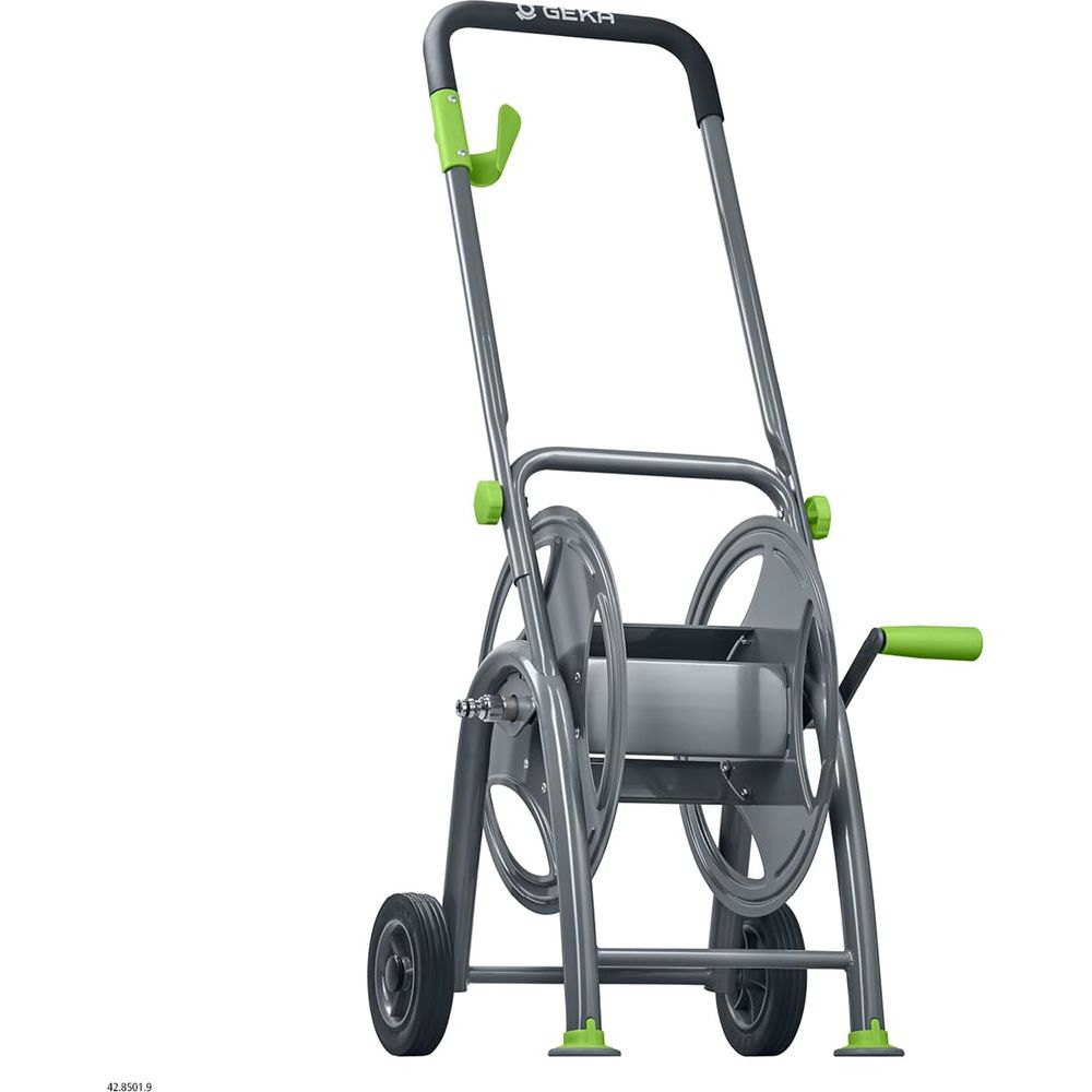 Ein grauer Gartenschlauchwagen mit grünen Akzenten und Rädern.