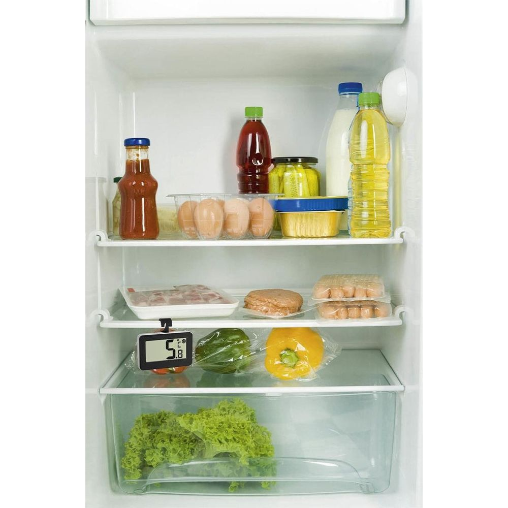 Kühlschrank-Innenraum mit Regalen, gefüllt mit Lebensmitteln: Flaschen, Eier, Fleisch, Gemüse und ein Digitalthermometer.