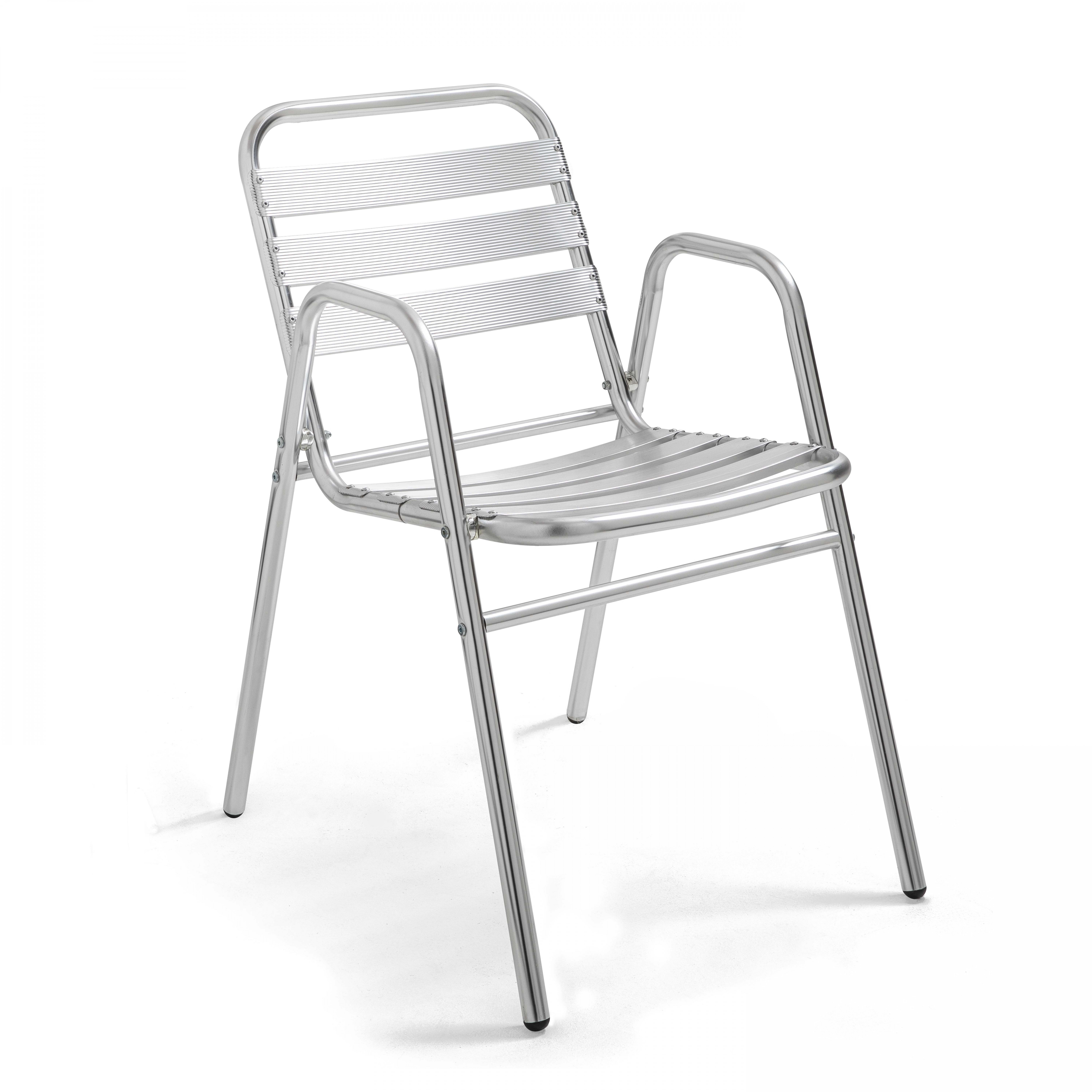 Ein silberner Stuhl aus Aluminium mit Streifen auf Sitzfläche und Rückenlehne.