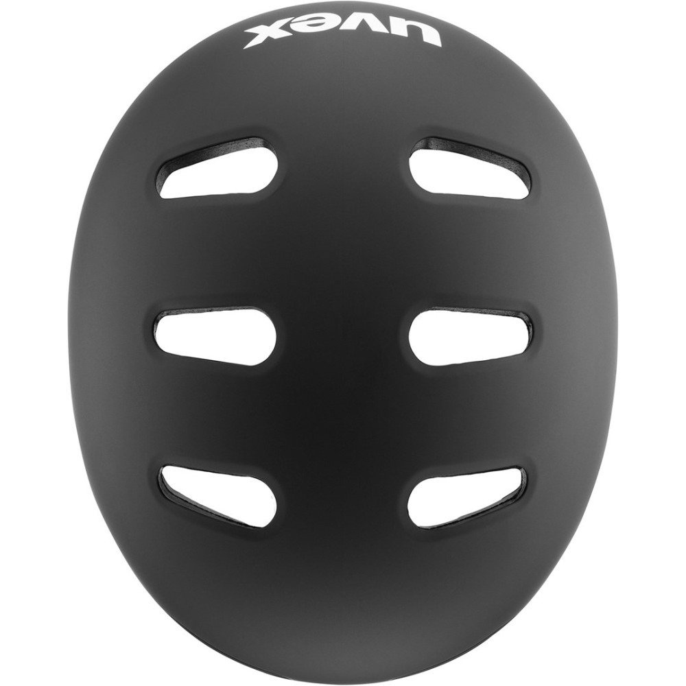 Czarny kask z sześcioma otworami wentylacyjnymi i białym logo.