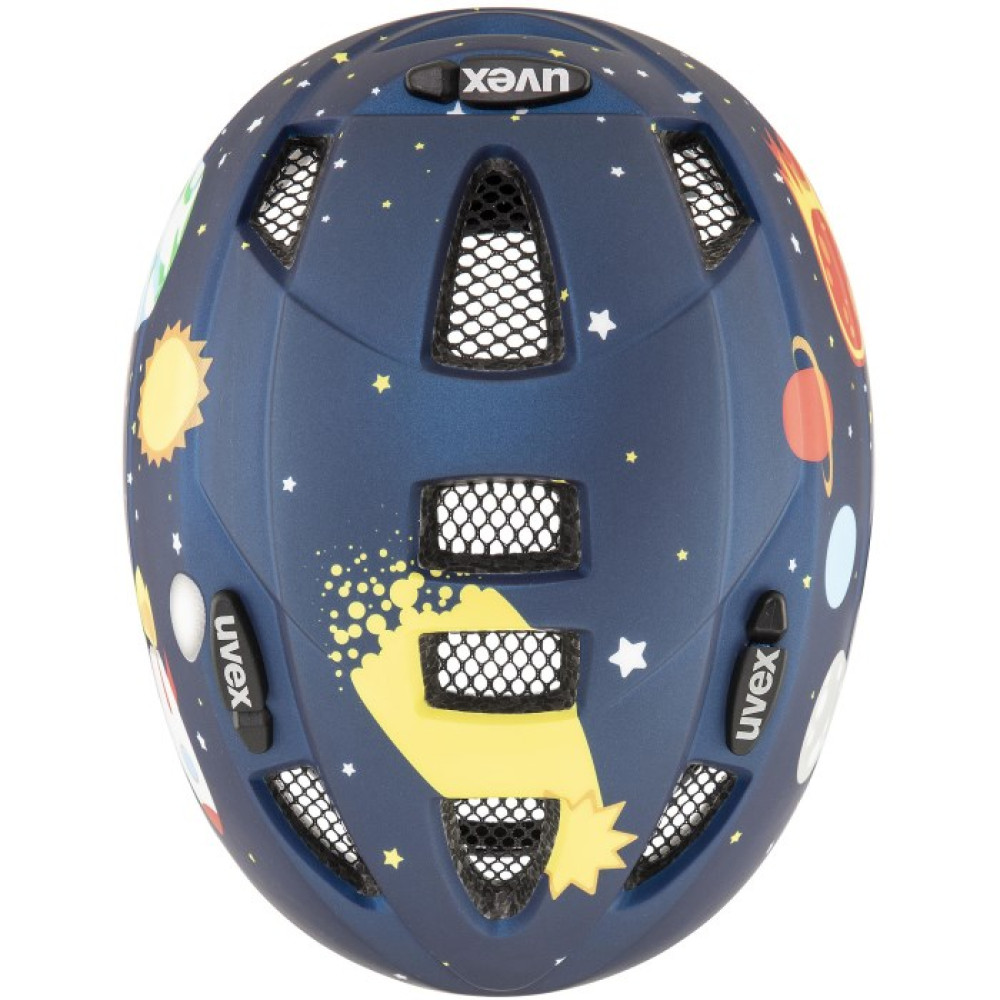 Granatowy kask z motywem kosmicznym, gwiazdami, planetami i rakietą.