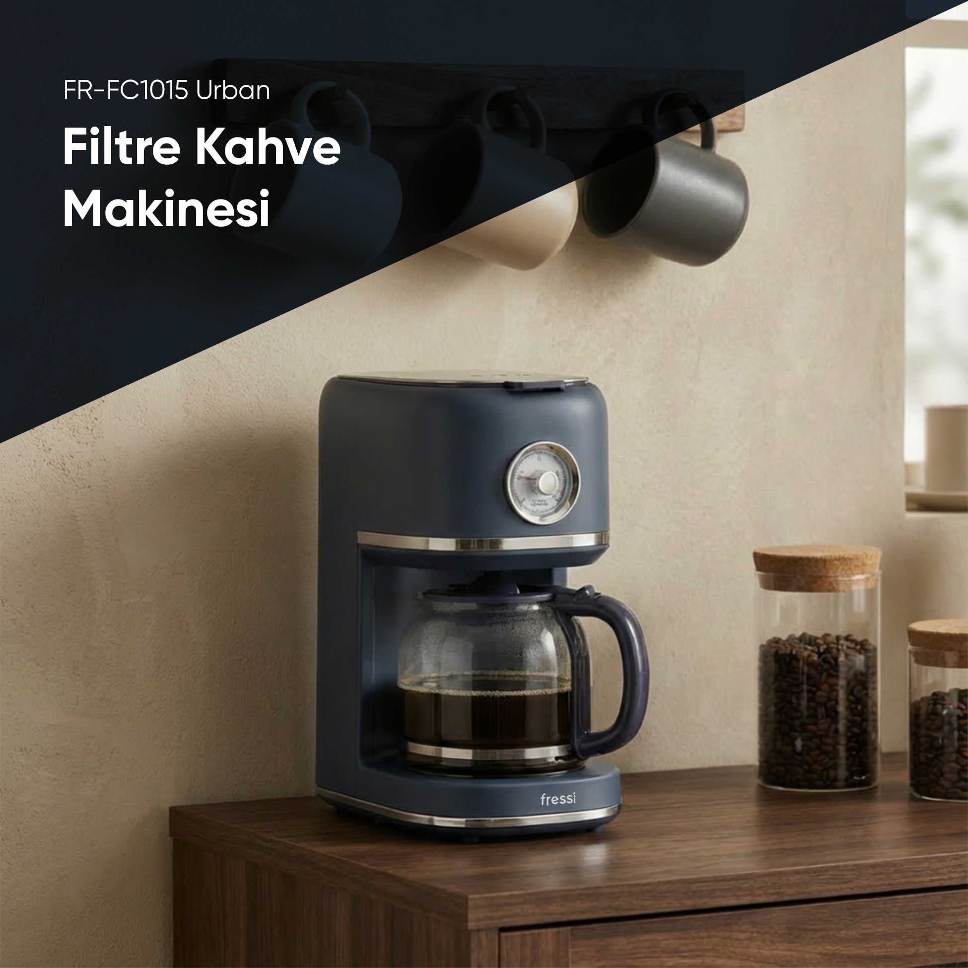 Cam sürahili mavi filtre kahve makinesi ahşap dolap üzerinde duruyor.