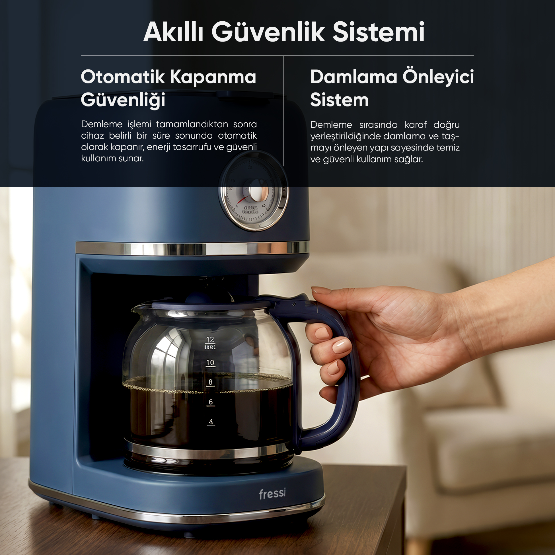 Bir kişi kahve makinesinden mavi bir kahve sürahisi alıyor.