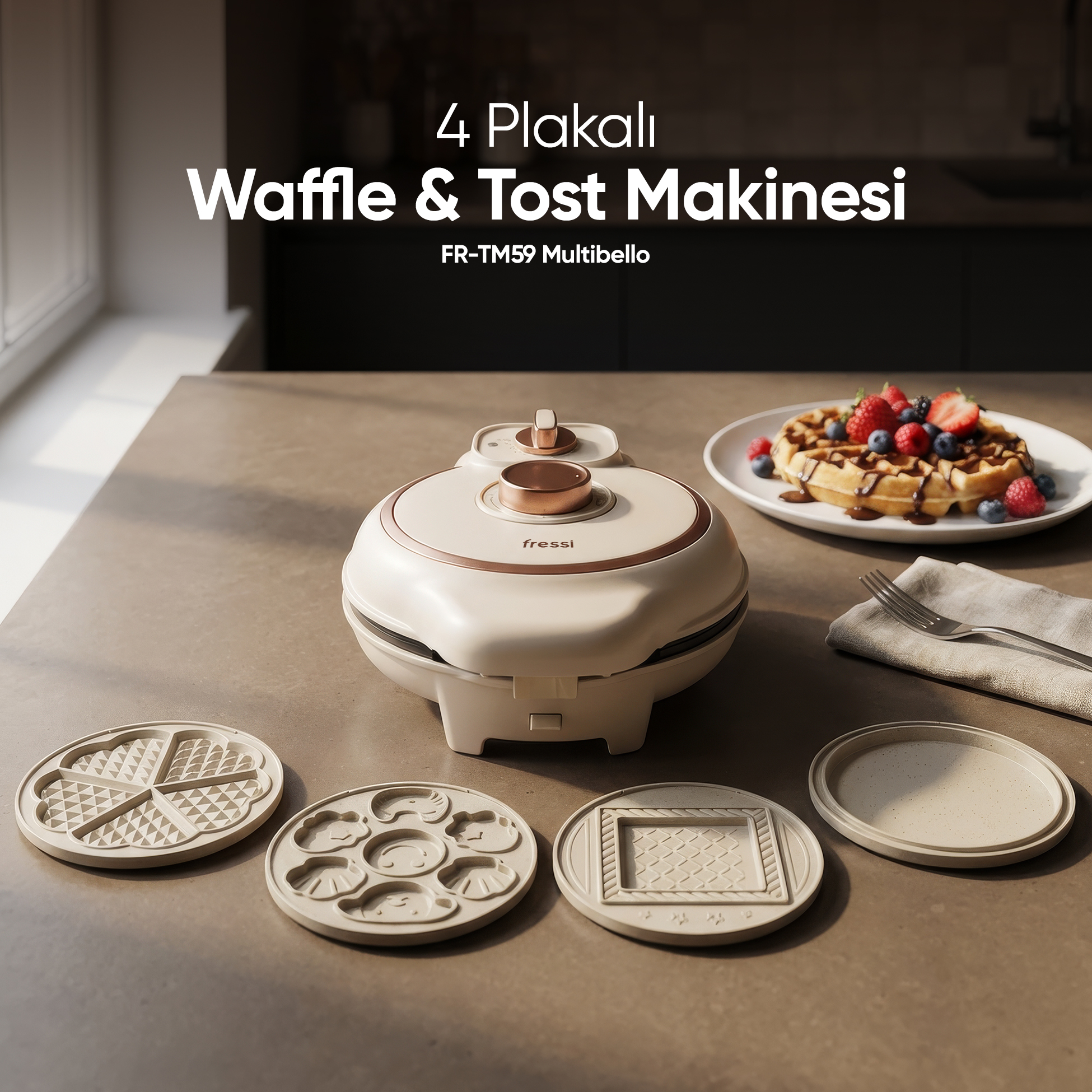 Değiştirilebilir plakalara sahip beyaz waffle ve tost makinesi, yanında çilekli waffle.