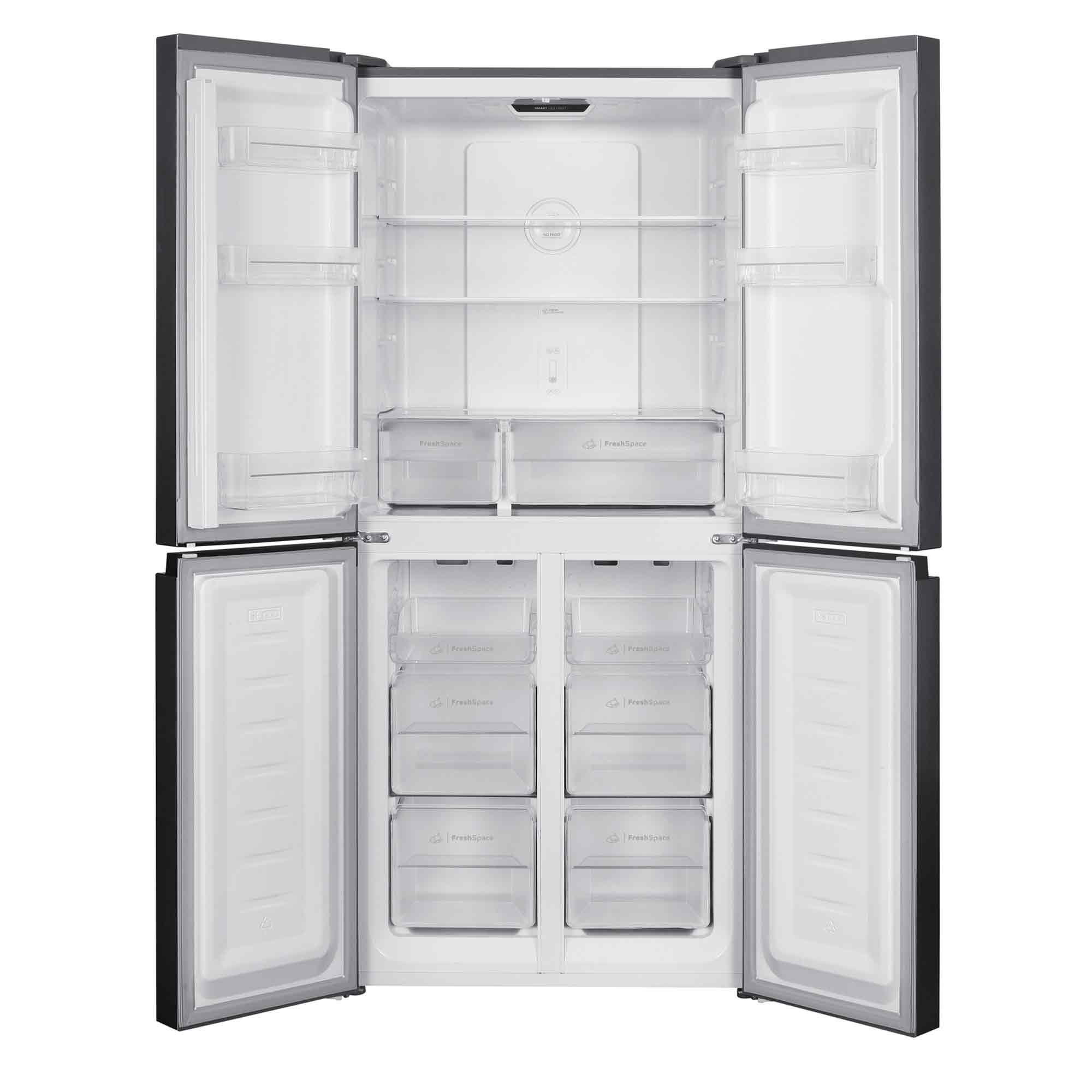 Ein offener, leerer Kühlschrank mit vier Türen und mehreren Fächern.