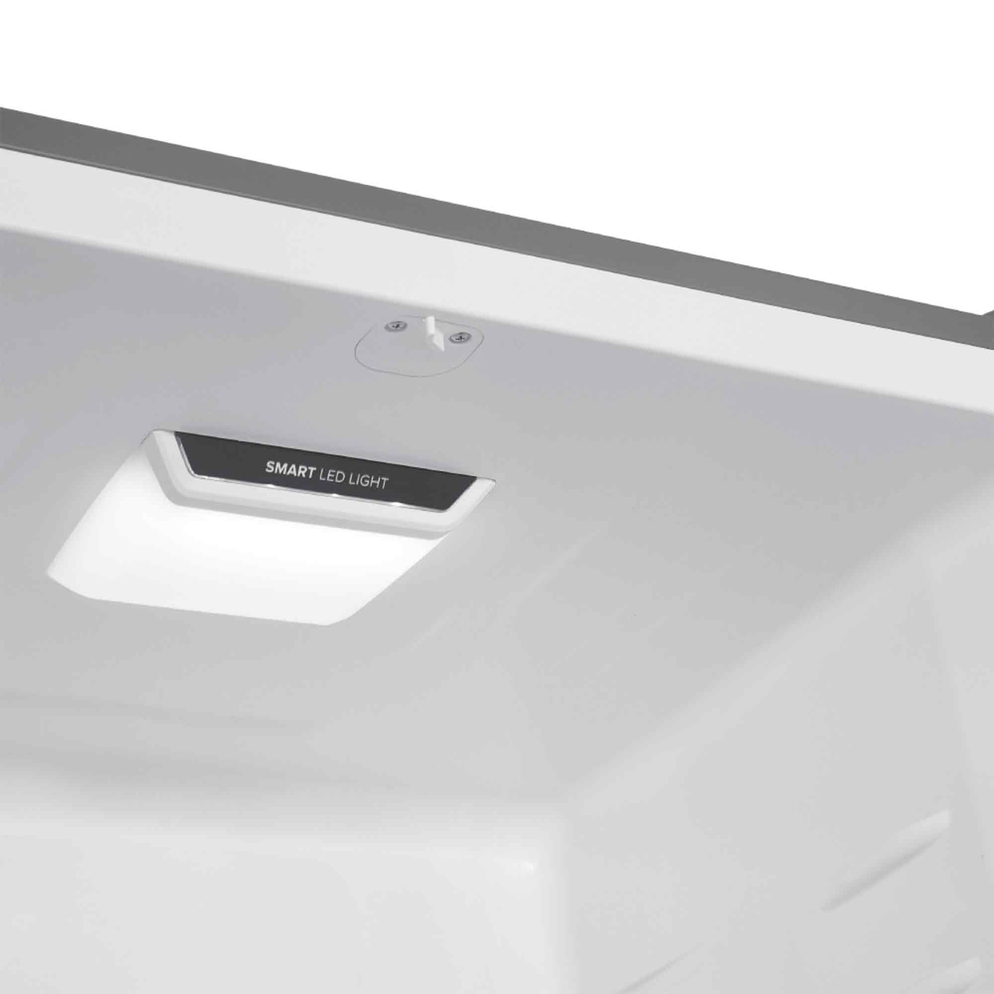Eine rechteckige LED-Leuchte mit der Aufschrift "SMART LED LIGHT" in einem Kühlschrank.