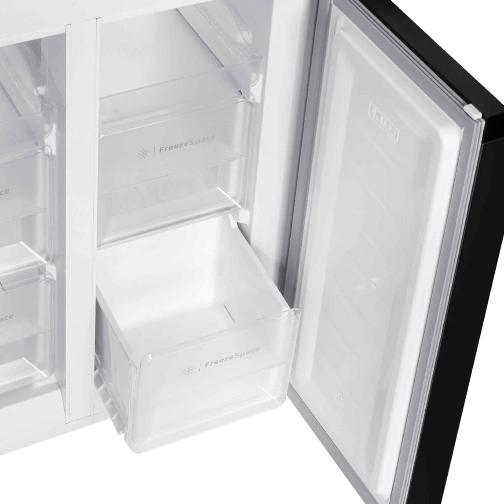 Ein offener Kühlschrank mit Schubladen und Ablagen aus Glas und Kunststoff.