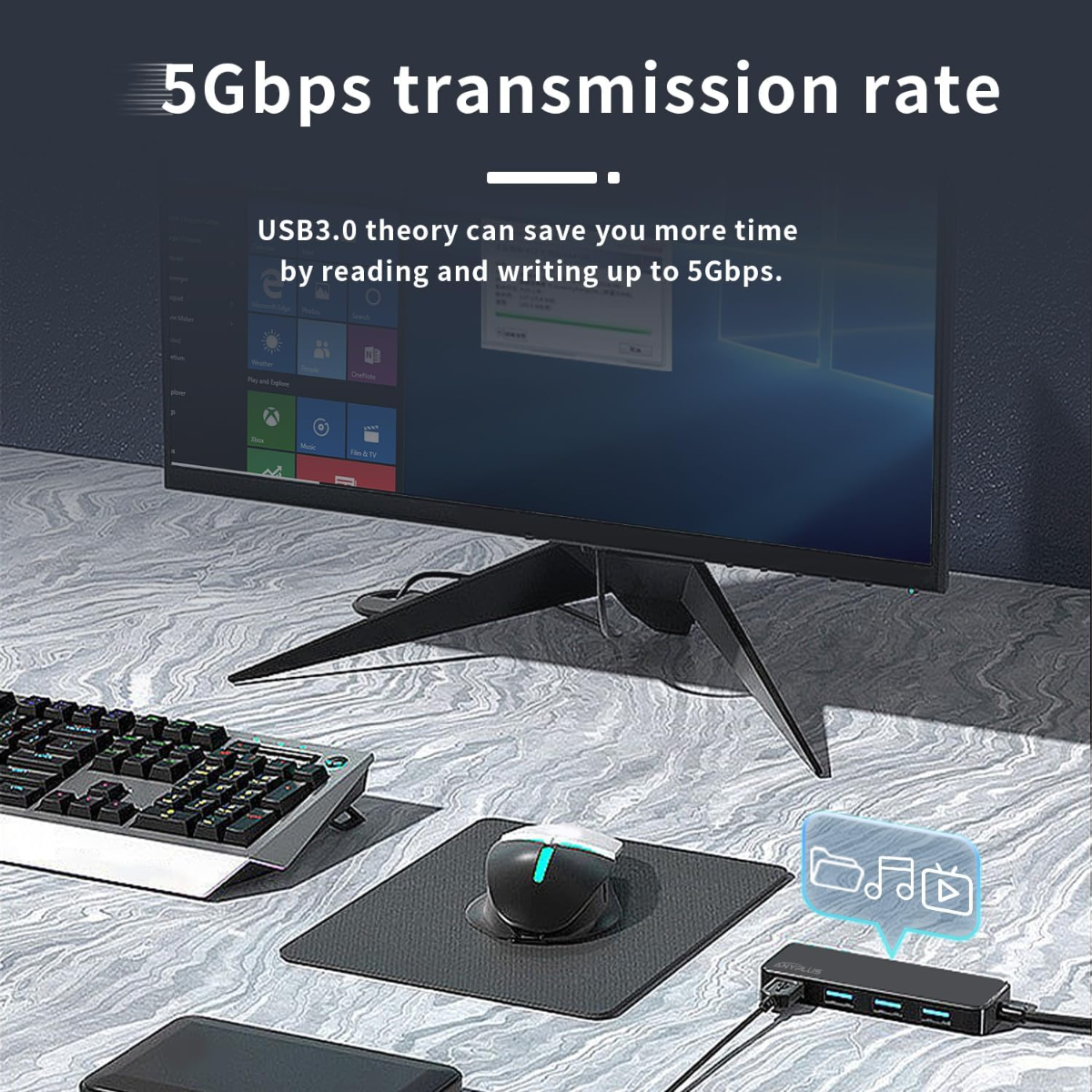 Una configuración de ordenador con monitor, teclado, ratón y concentrador USB.