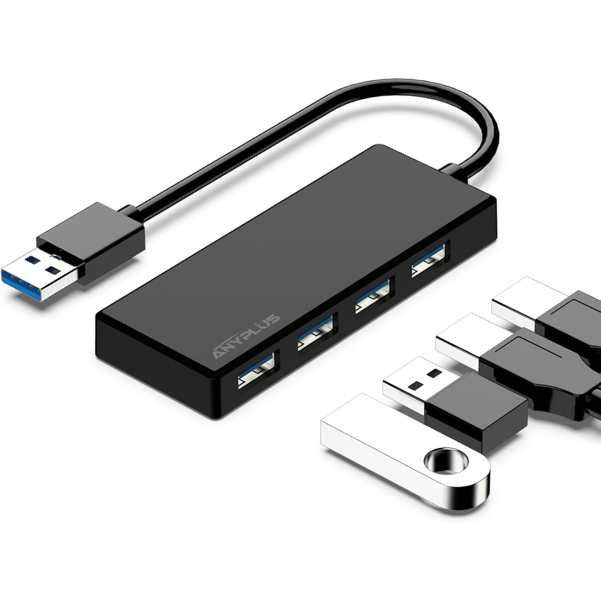 Hub USB negro con cuatro puertos y cable conectado, junto a varios conectores USB.
