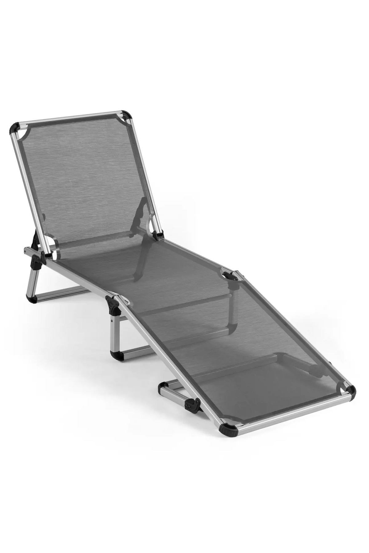 Gümüş metal çerçeveli, ayarlanabilir gri şezlong, beyaz zeminde.