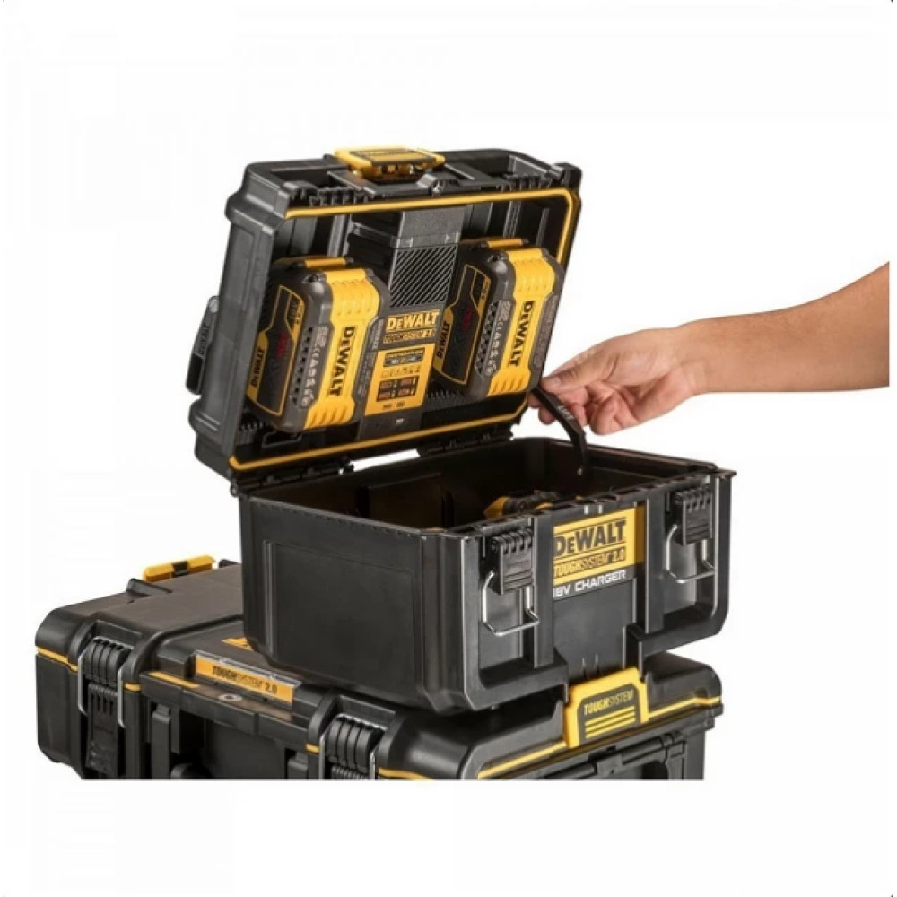 Czarna skrzynka DeWalt Tough System 2.0 z żółtymi akcentami, otwarta pokrywa pokazuje 2 baterie.