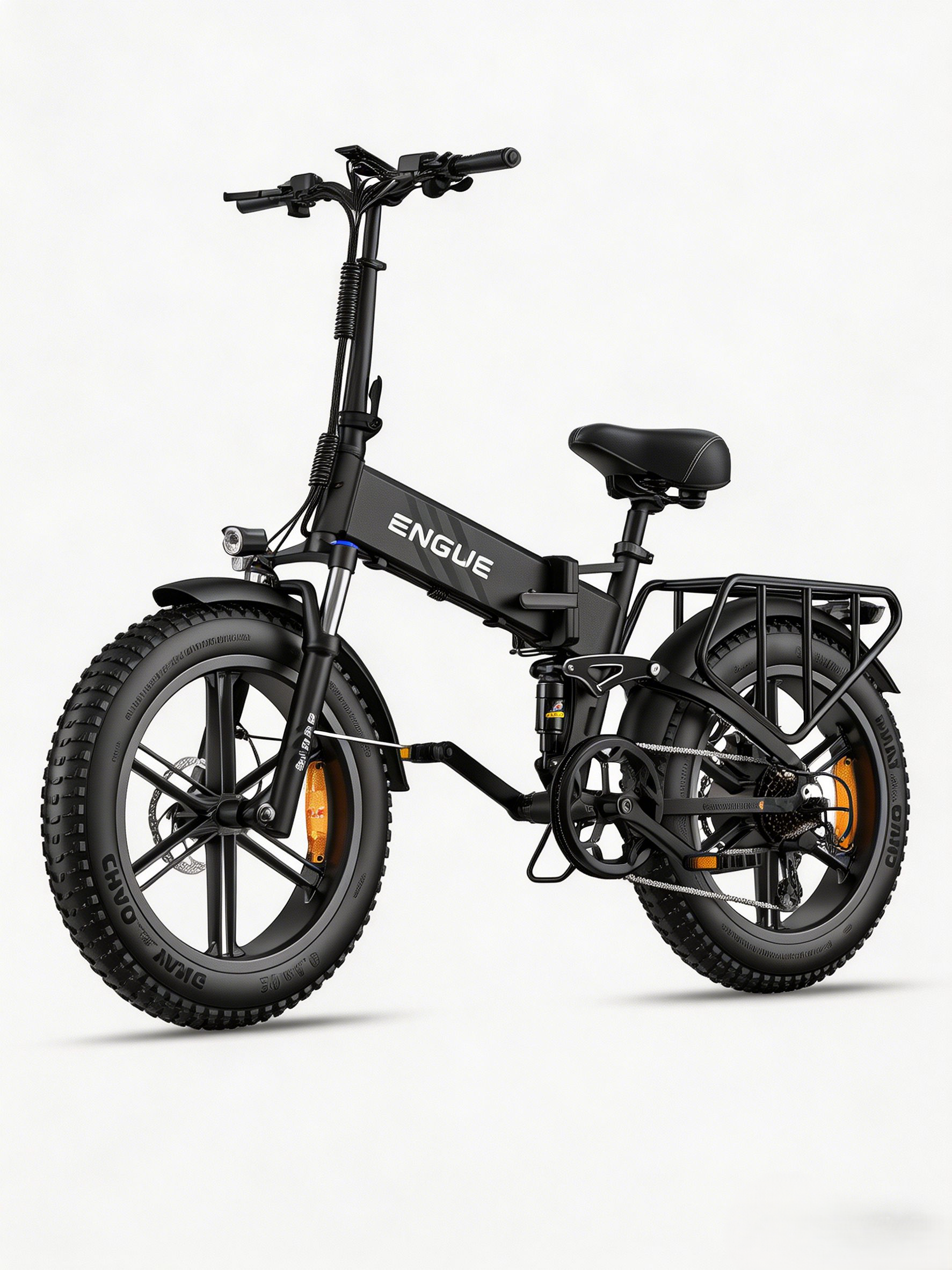 Bicicleta eléctrica negra con neumáticos anchos, suspensión y portaequipajes, sobre fondo blanco.
