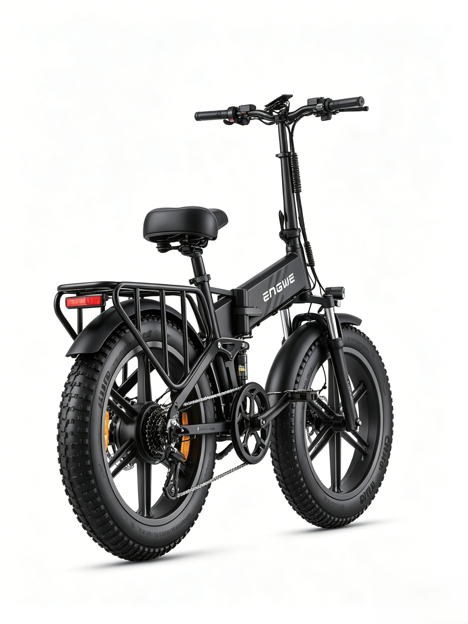 Bicicleta eléctrica plegable negra con neumáticos anchos y portaequipajes.