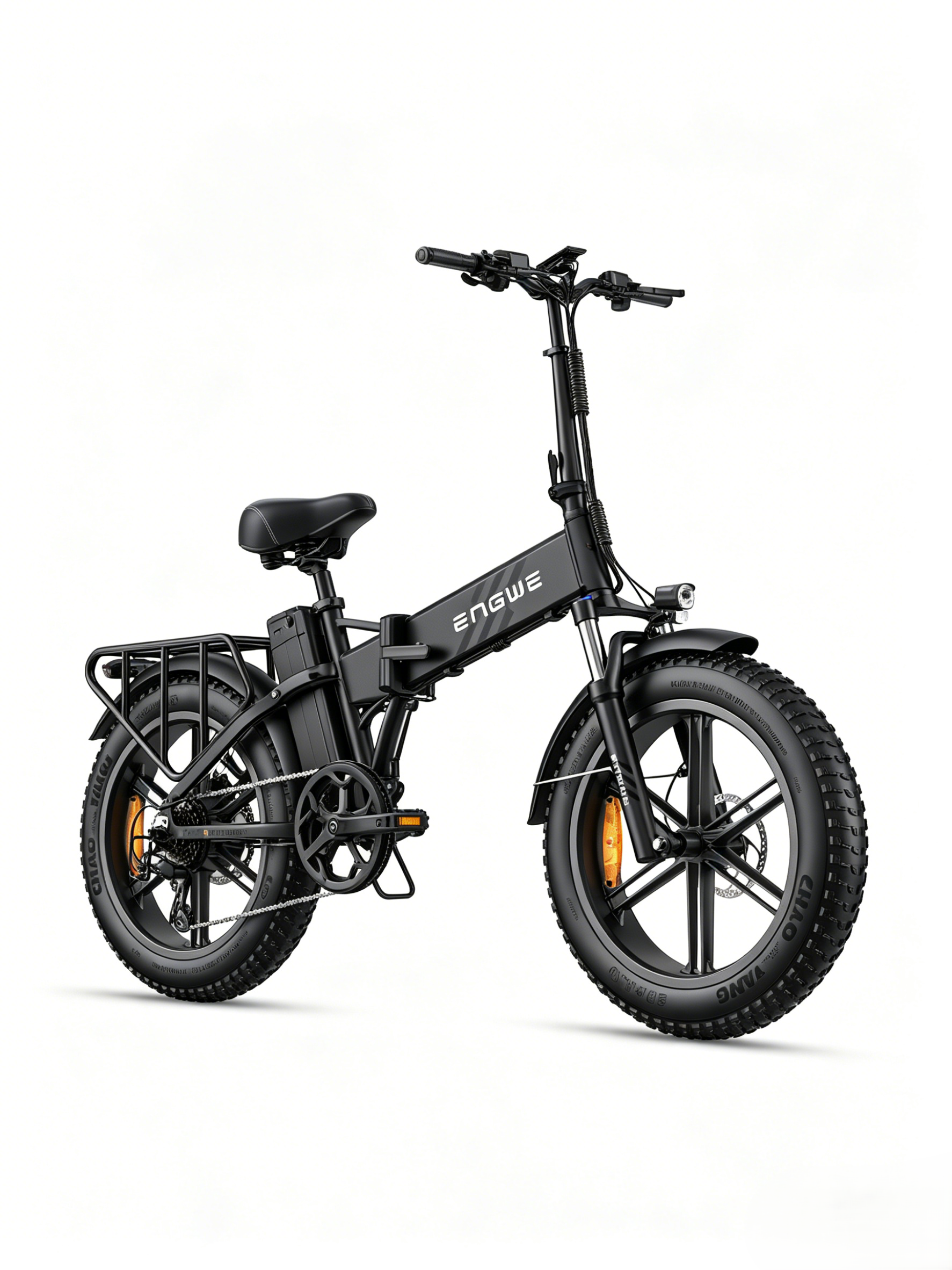 Una bicicleta eléctrica plegable negra con neumáticos anchos y portaequipajes.