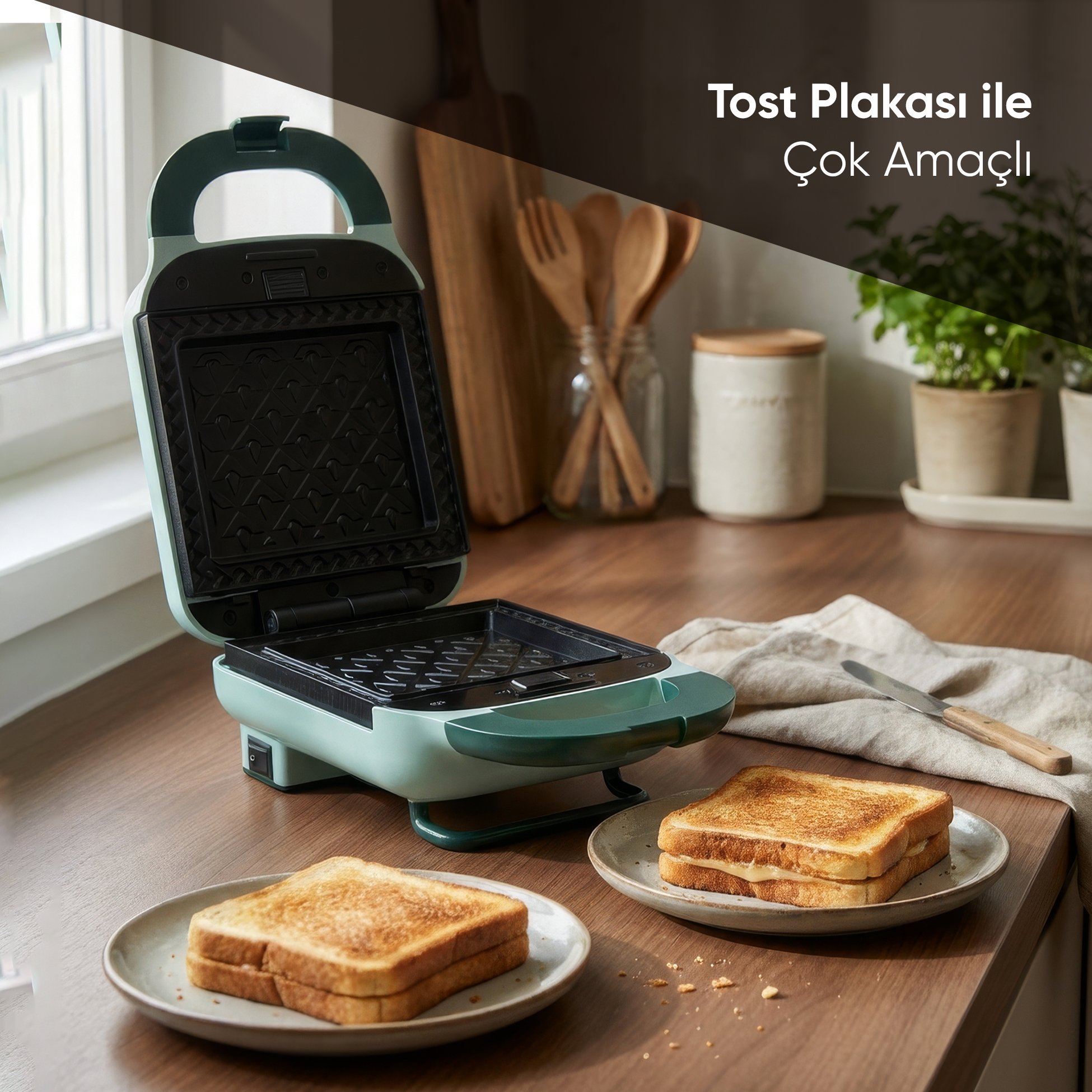 Açık bir tost makinesi, yanında tabaklarda iki tost.