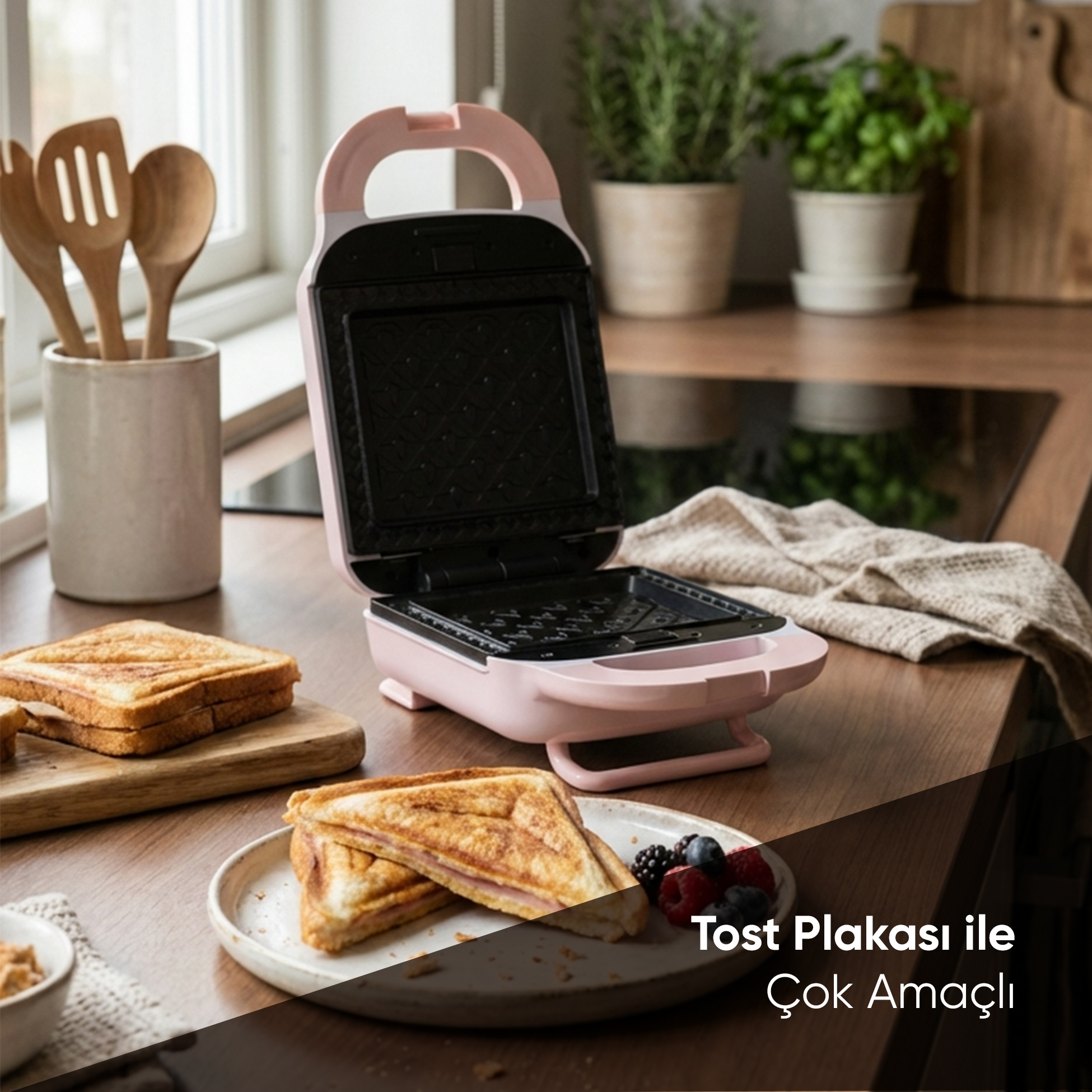 Pembe tost makinesi, sandviçlerle ahşap masada duruyor.