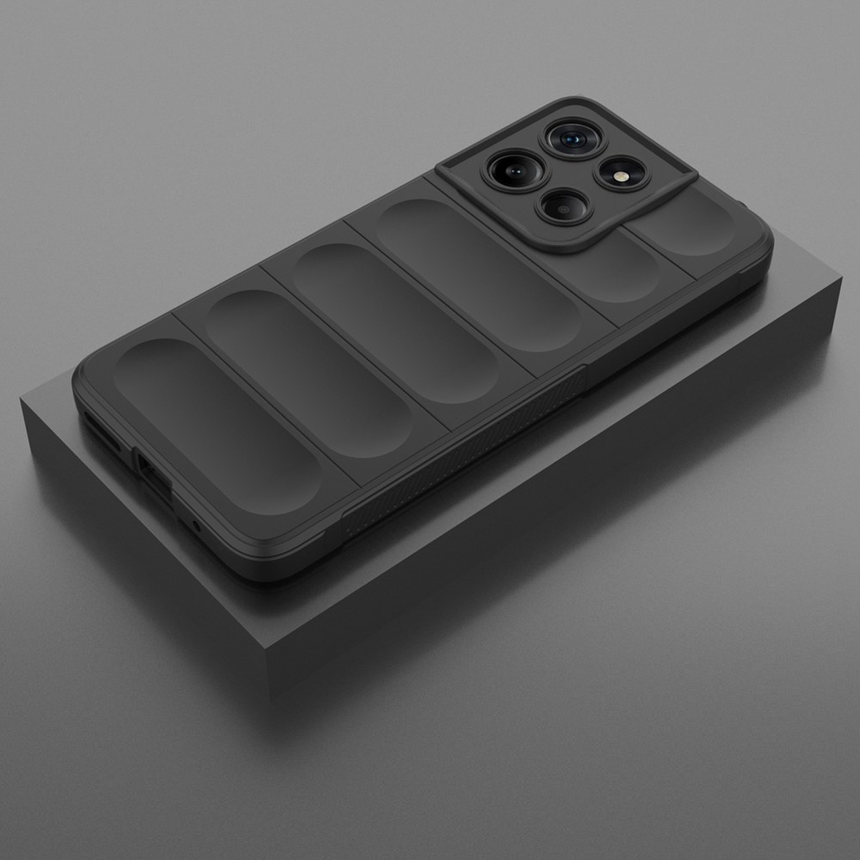 Coque de téléphone noire texturée avec quatre objectifs de caméra, sur un socle.