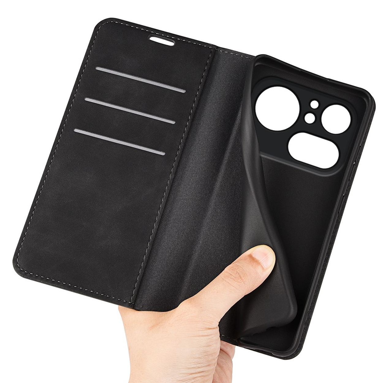 Étui portefeuille noir pour téléphone avec emplacements pour cartes et zone caméra ouverte, tenu à la main.