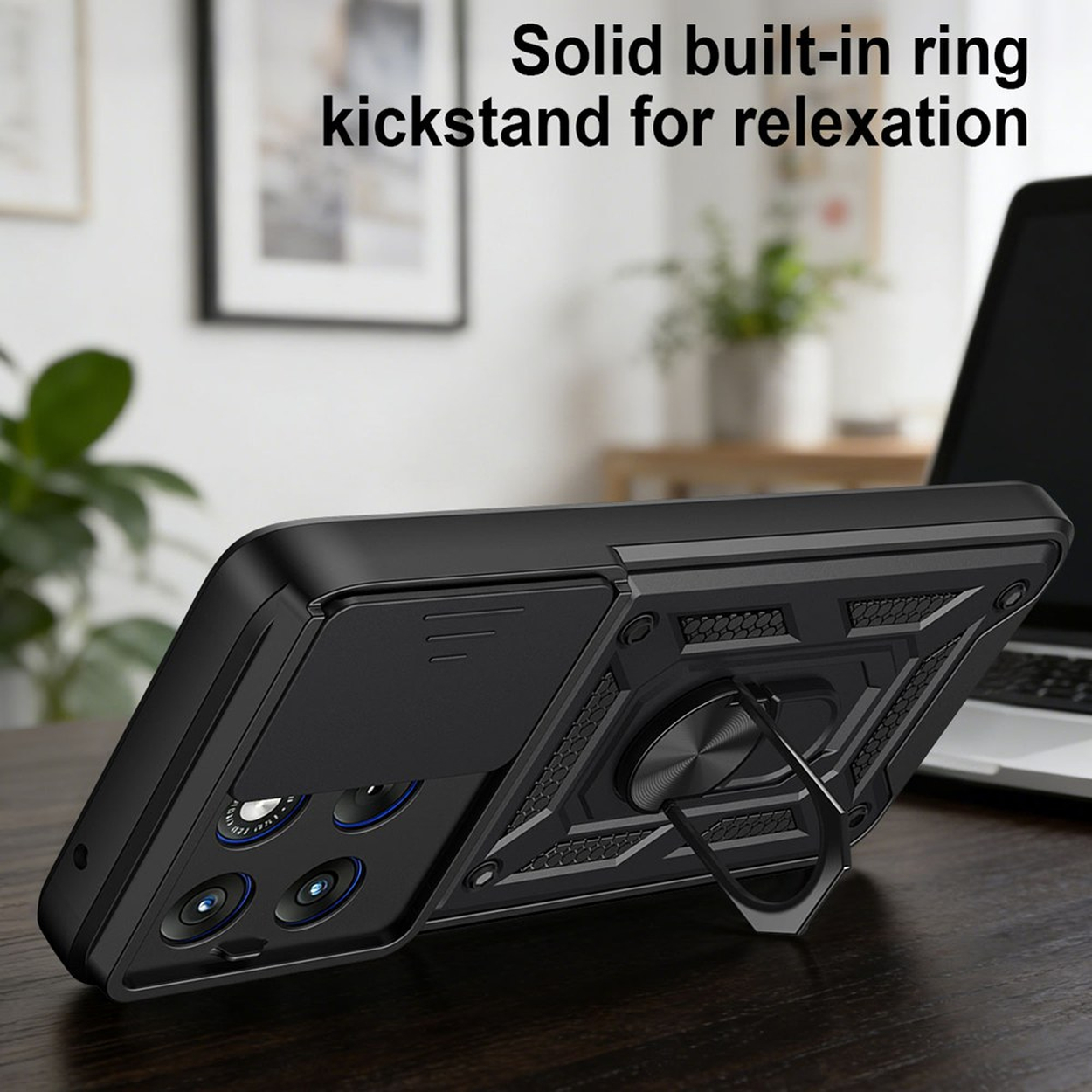 Coque de téléphone noire avec cache-appareil photo et bague de support sur un bureau.