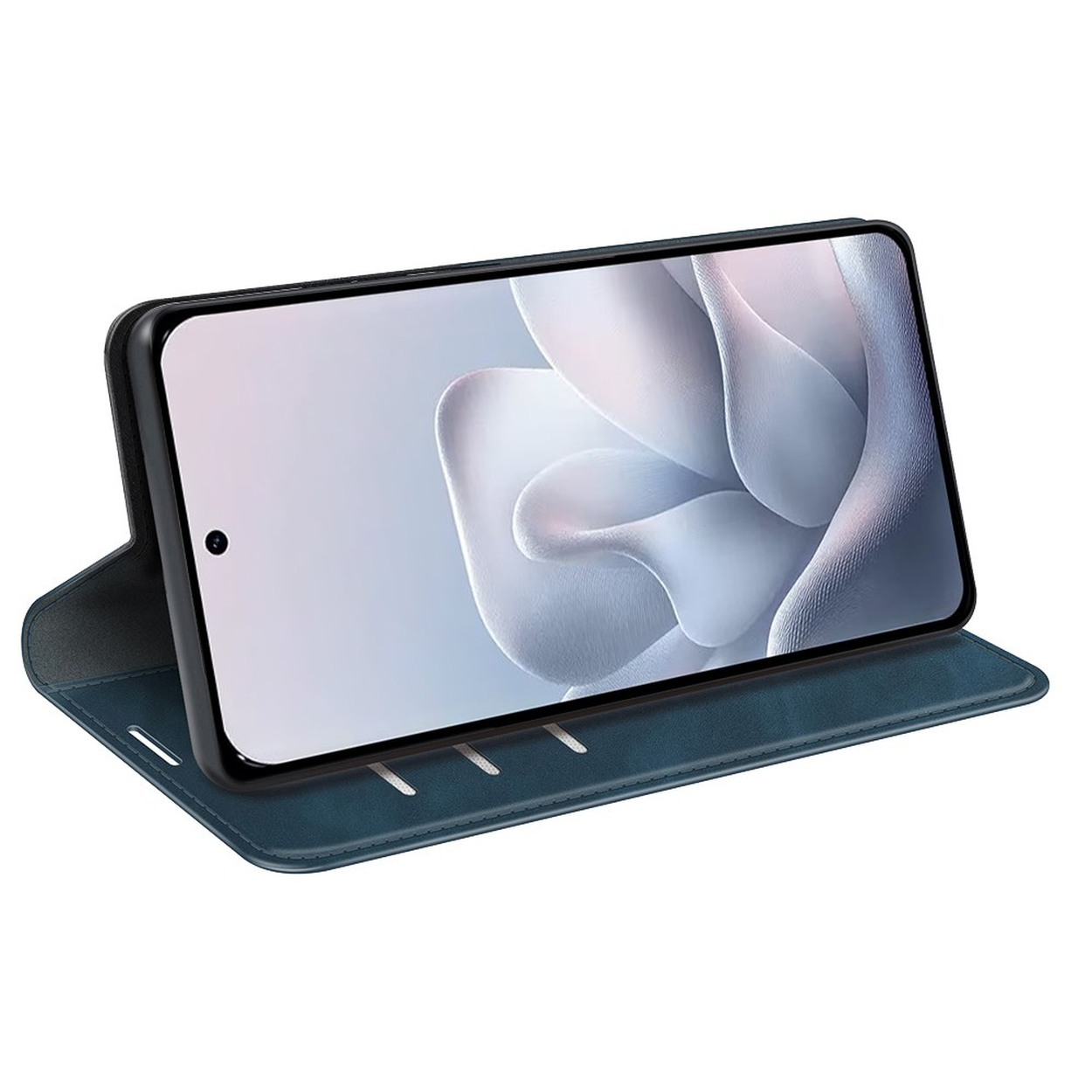 Een smartphone in een blauwe flipcase, rustend op een wit oppervlak.