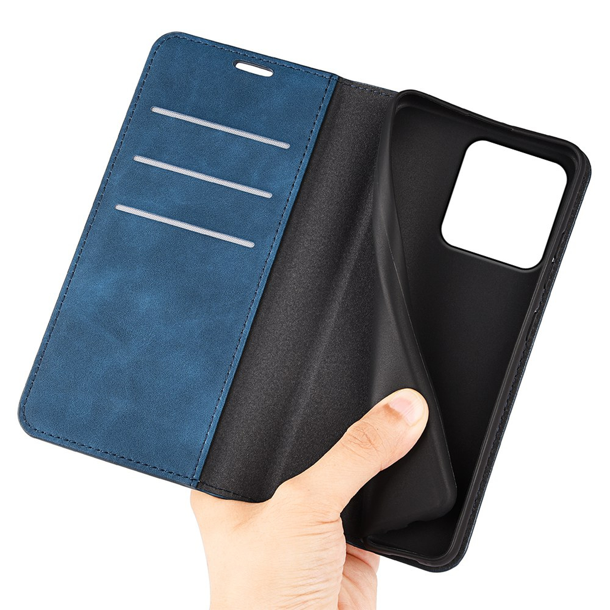 Blauwe flip telefoonhoes met kaartsleuven en zwarte binnenkant, vastgehouden door een hand.