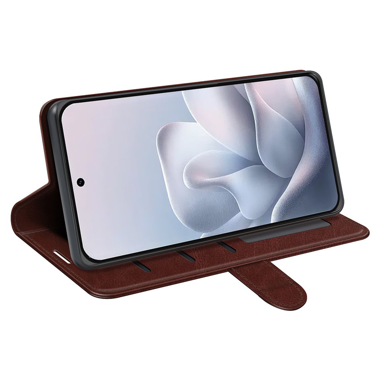 Un étui à rabat en cuir marron pour smartphone, sur fond blanc.