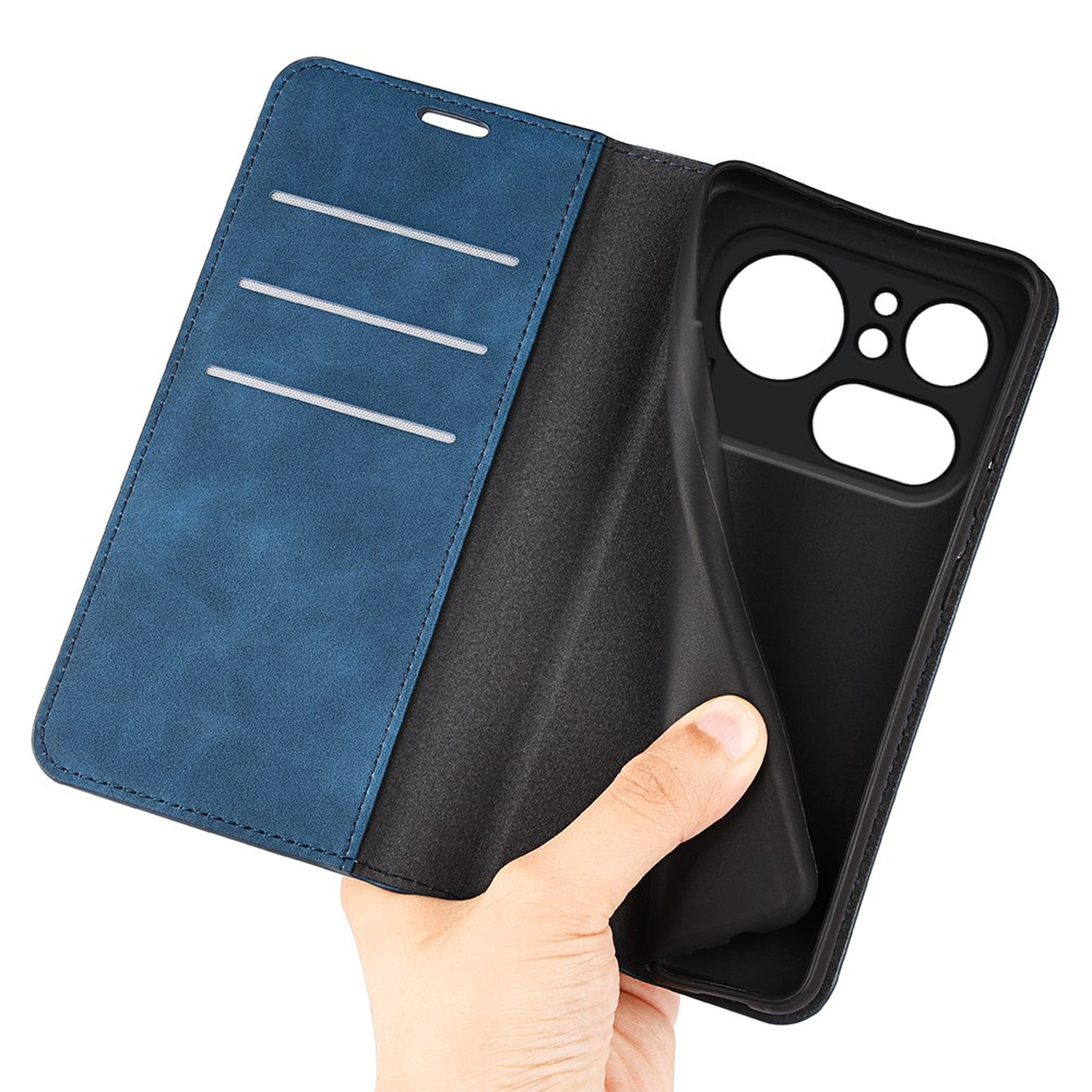 Coque de téléphone bleue avec fentes pour cartes et insert noir tenue par une main.
