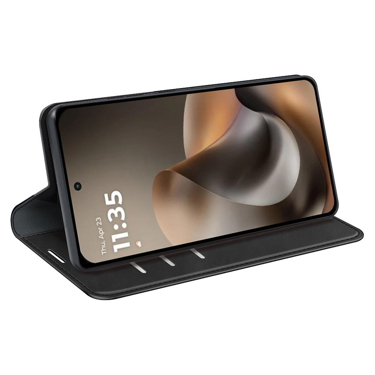 Een zwarte smartphone in een open klep case, met tijd en datum op het scherm.