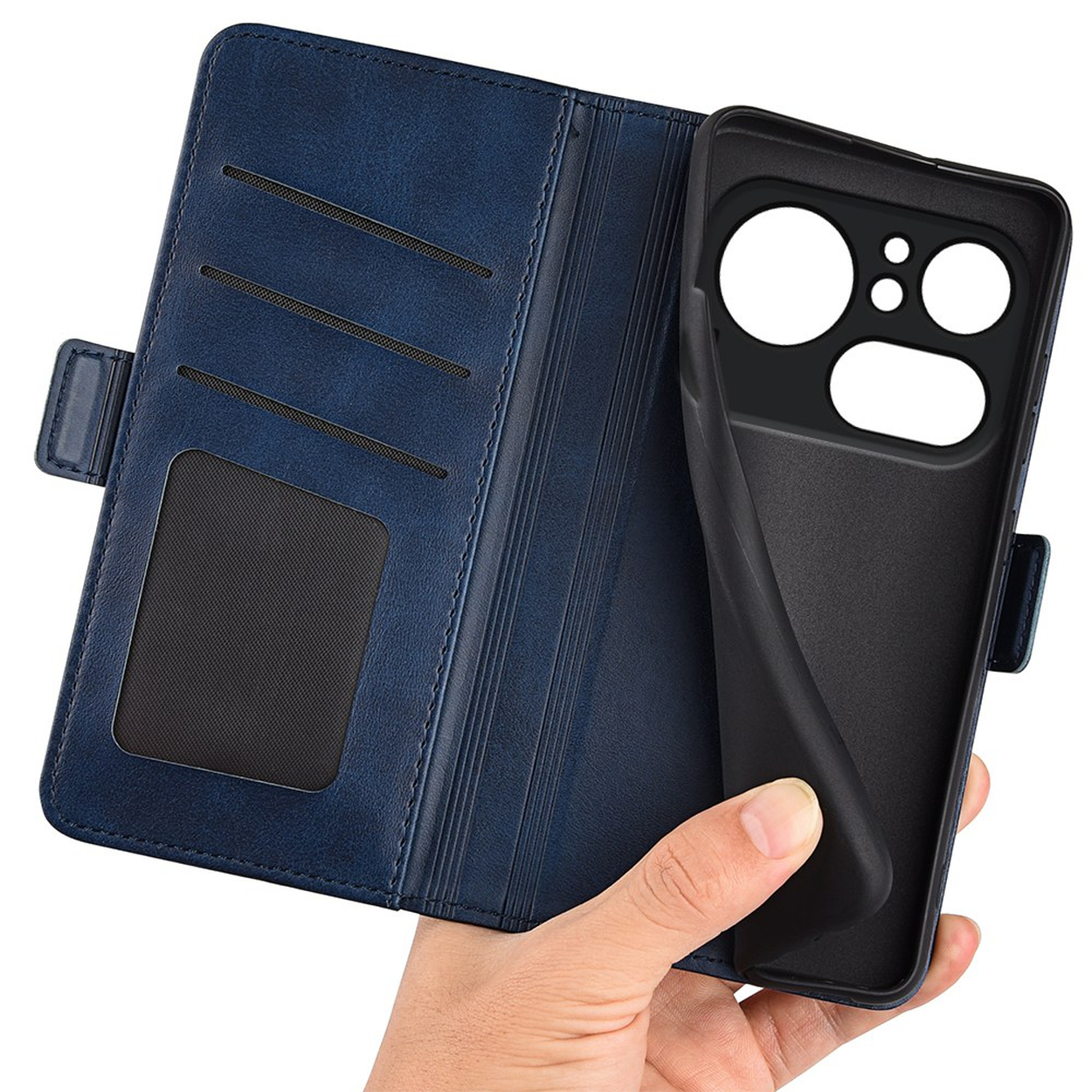Een hand houdt een blauwe portemonnee telefoonhoes met een zwarte inzet vast.