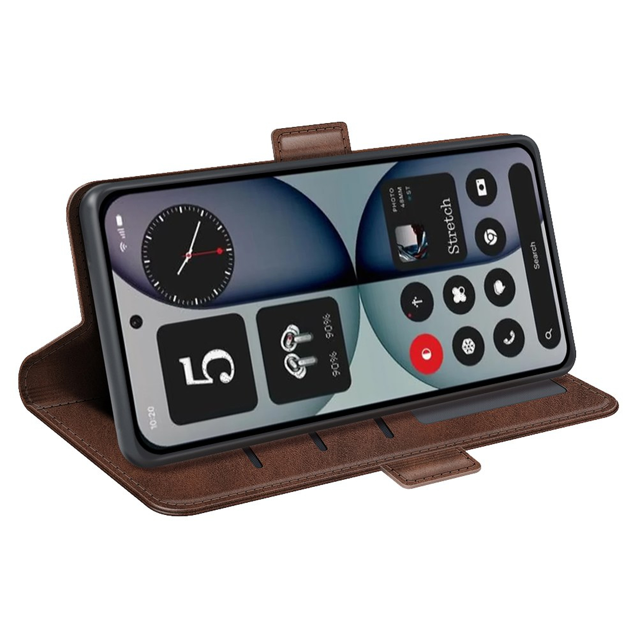 Een bruine leren flip case opent en toont een smartphone met widgets en iconen.