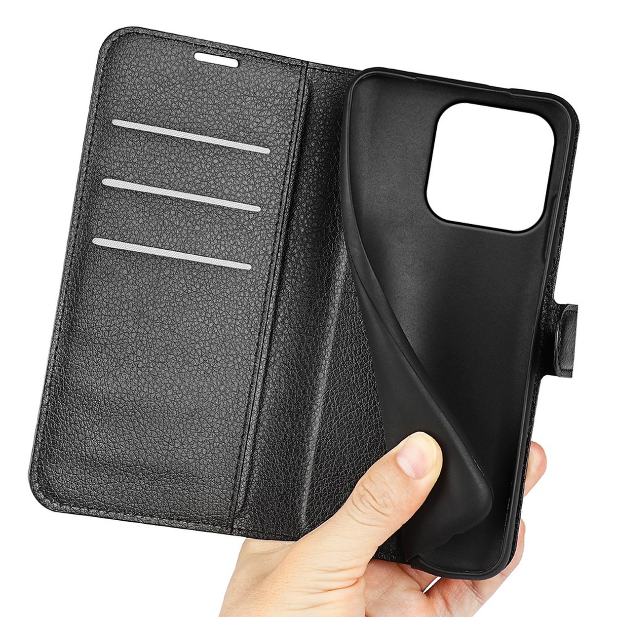 Un étui de téléphone en cuir noir est tenu ouvert par une main, montrant des emplacements pour cartes et un support de téléphone.