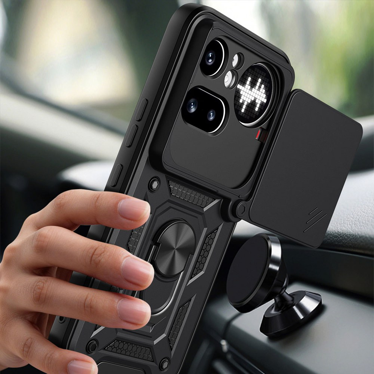 Hand houdt zwarte telefoonhoes vast met ringhouder en openklapbare hoes.