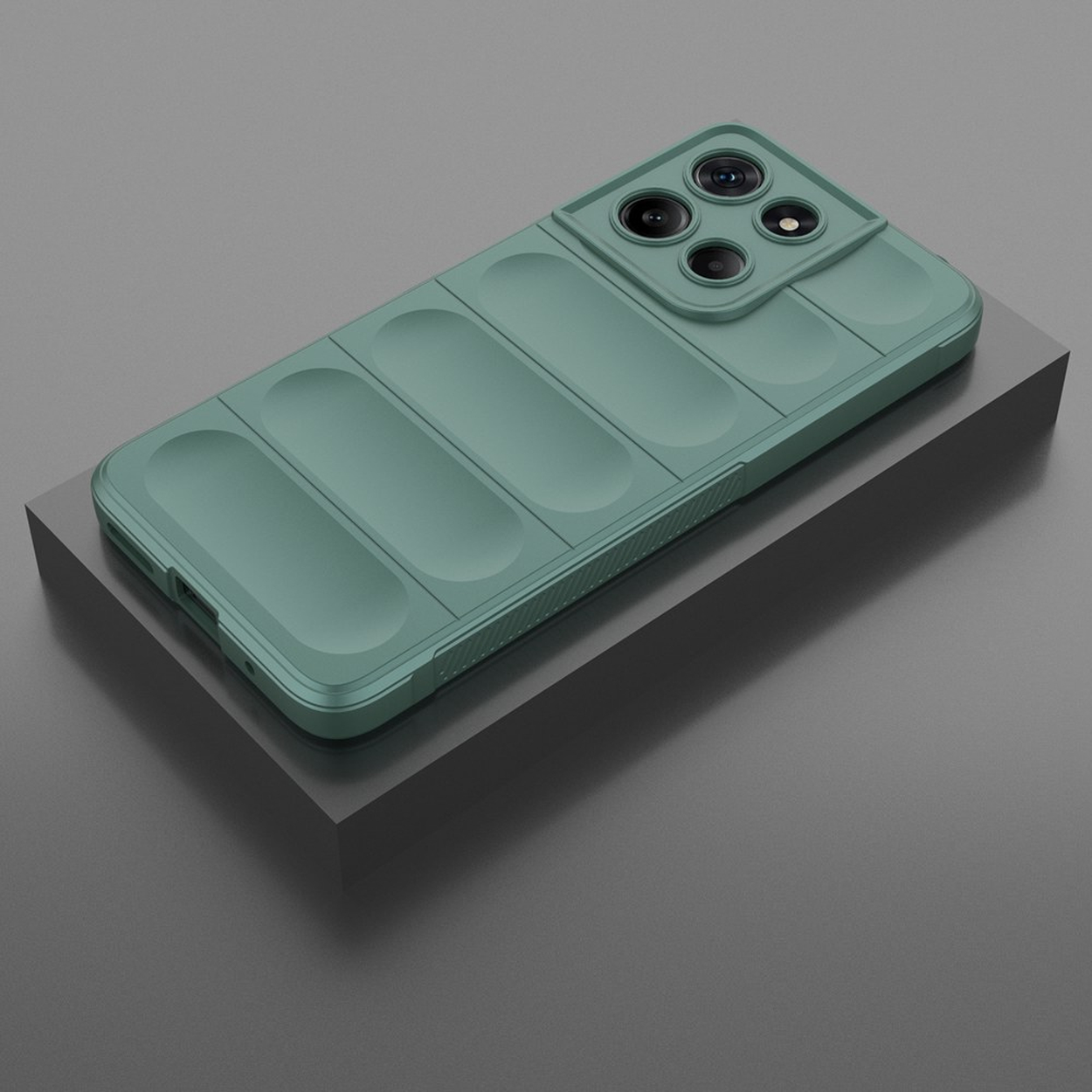 Coque de téléphone verte à quatre caméras et design côtelé, sur un piédestal gris.
