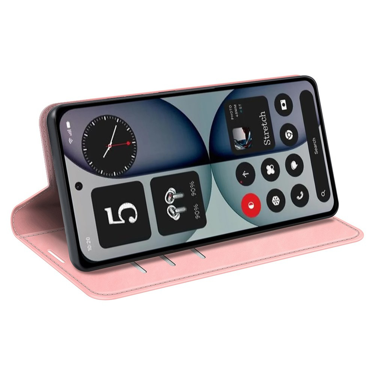 Un étui de téléphone rose maintient un smartphone affichant des widgets : horloge, écouteurs et icônes d'applications.