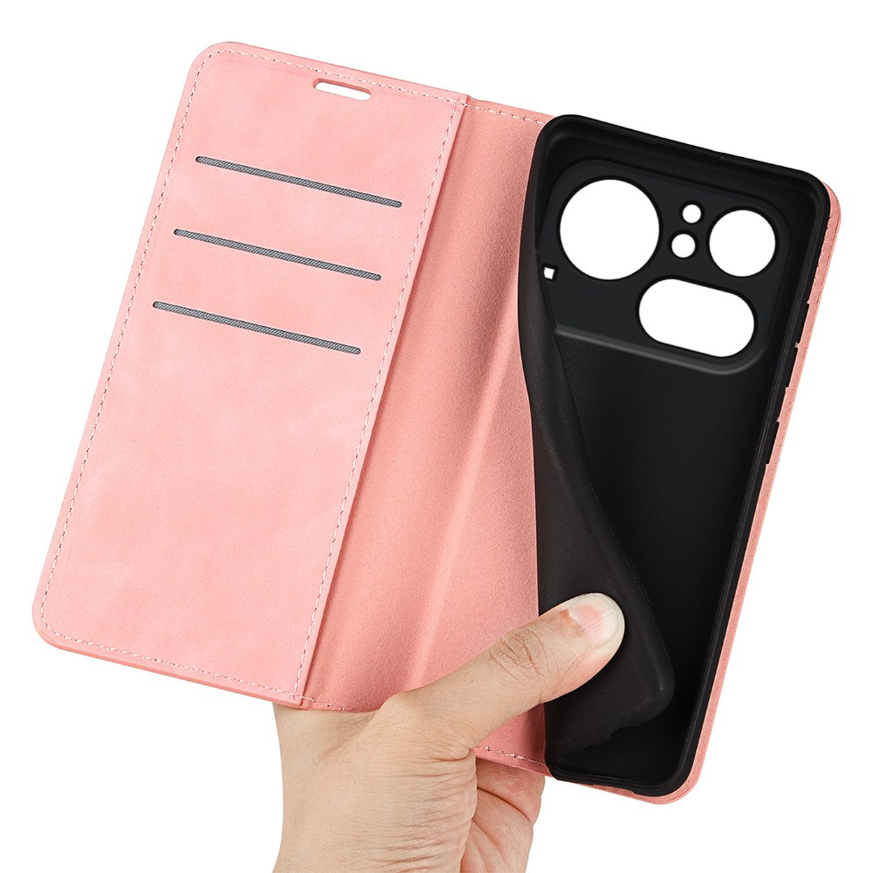 Une main tient un étui de téléphone rose avec des fentes pour cartes et un intérieur noir.
