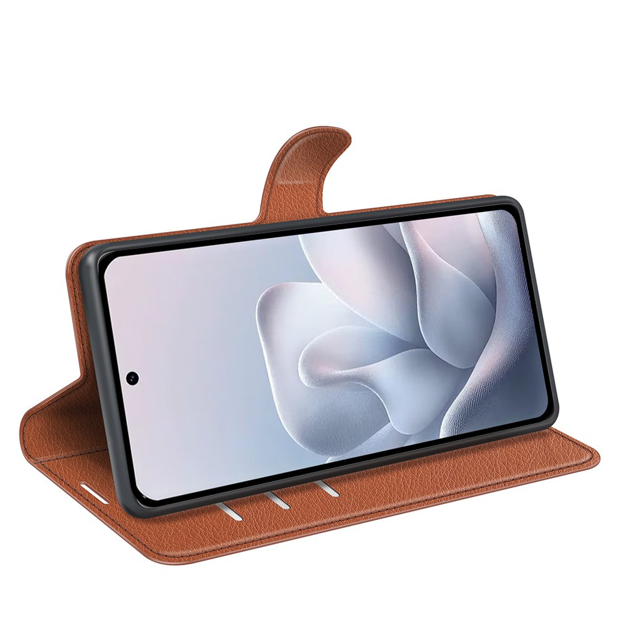Un étui en cuir marron tenant un smartphone, exposé sur une surface blanche.