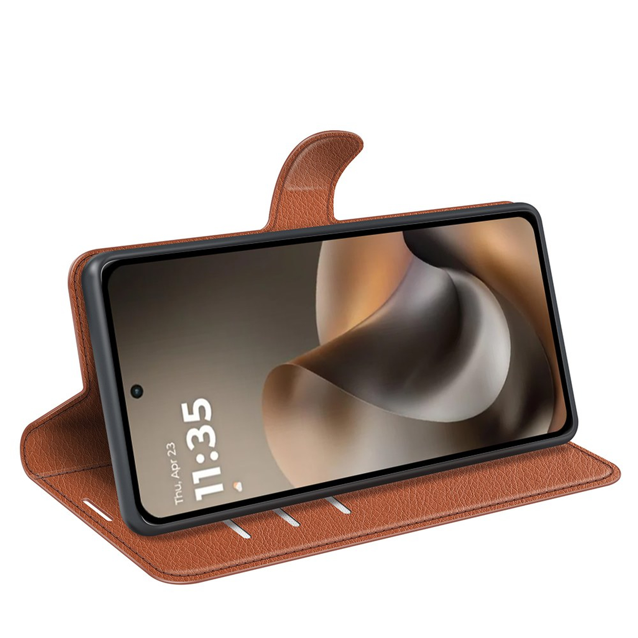 Un étui à rabat en cuir marron pour smartphone, posé sur une surface blanche.