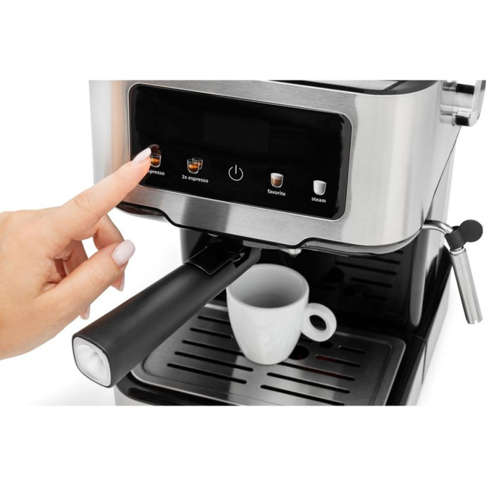 Ręka naciska przycisk espresso na ekspresie do kawy z filiżanką poniżej.