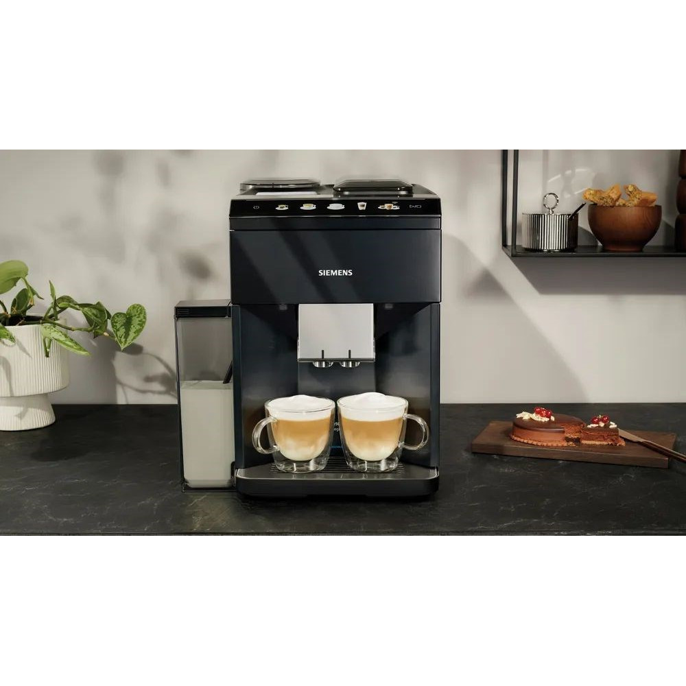 Czarny ekspres Siemens z dwoma cappuccino, dzbankiem na mleko i ciastkami.