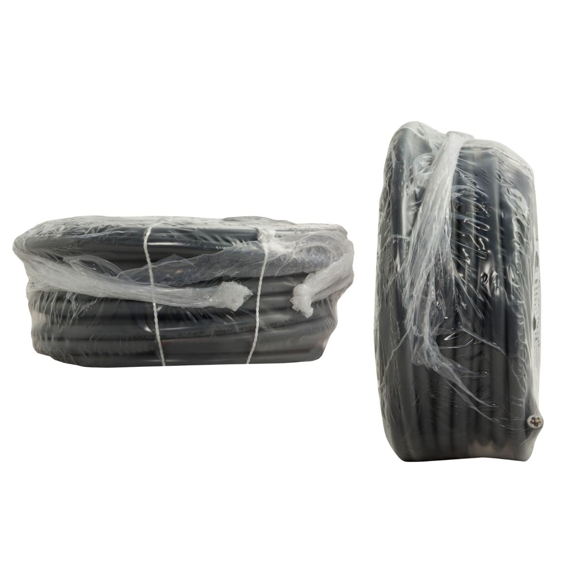Deux rouleaux de câble noir, emballés dans du plastique.