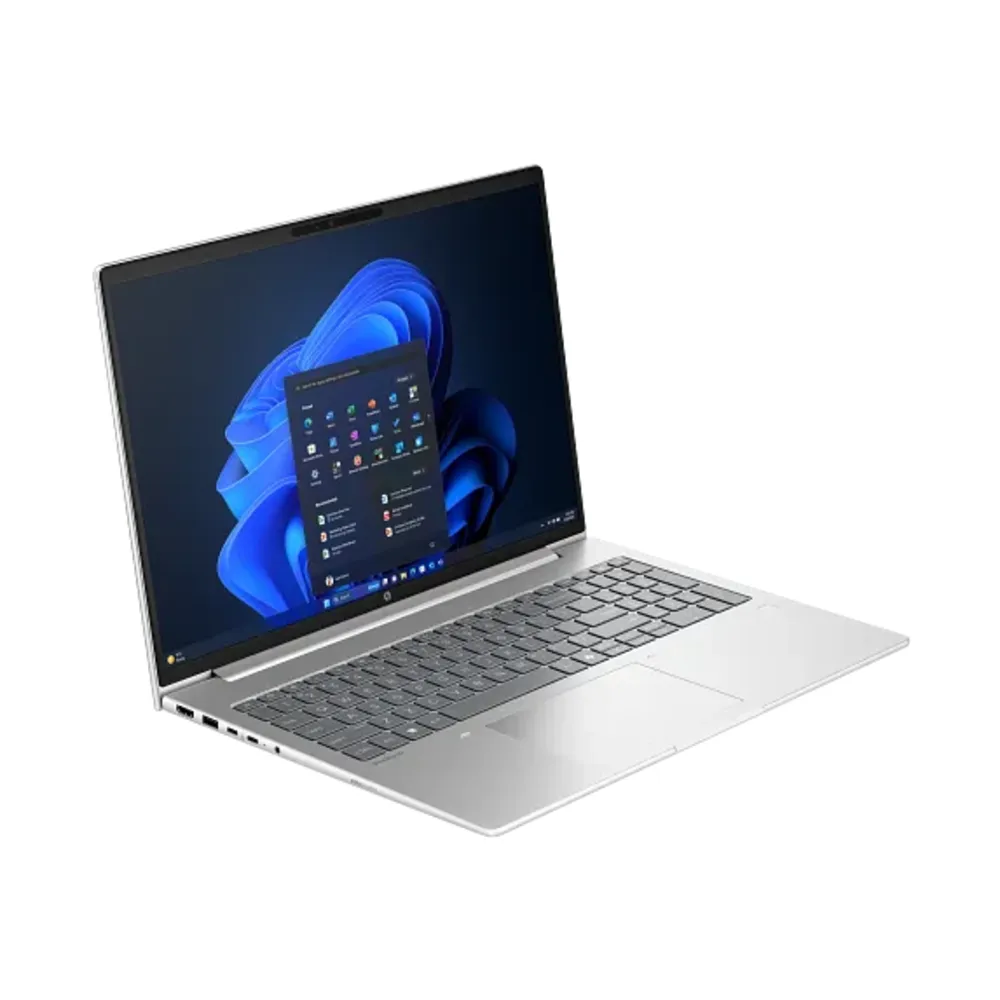 Windows 11 başlangıç menüsünü gösteren açık ekranlı gümüş rengi dizüstü bilgisayar.