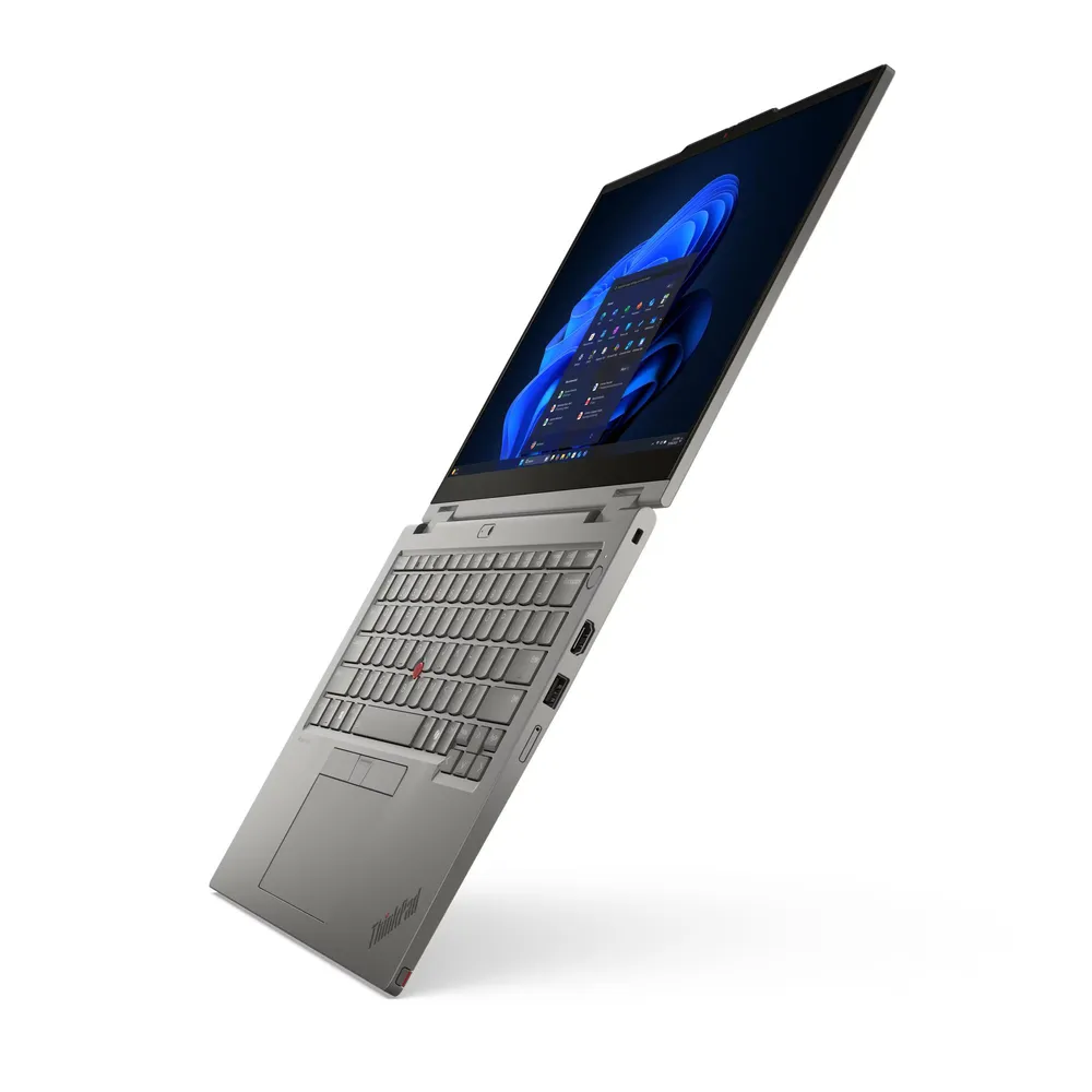 Gümüş renkli Lenovo ThinkPad dizüstü bilgisayar açık, Windows 11 arayüzünü gösteriyor.