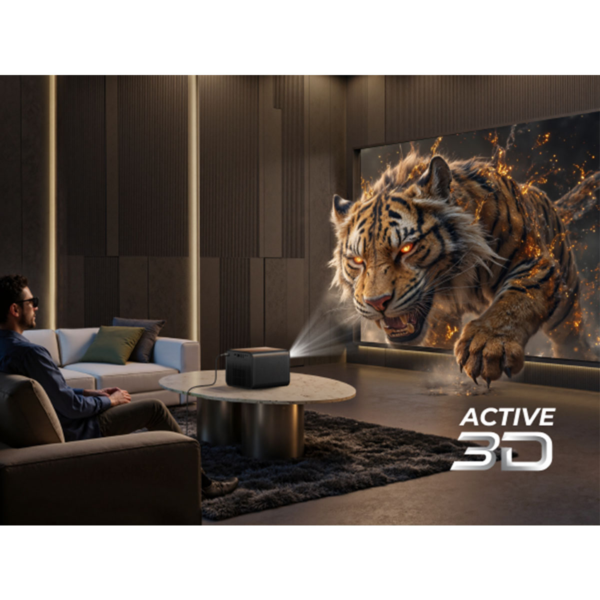 Un homme regarde une projection 3D d'un tigre bondissant de l'écran.